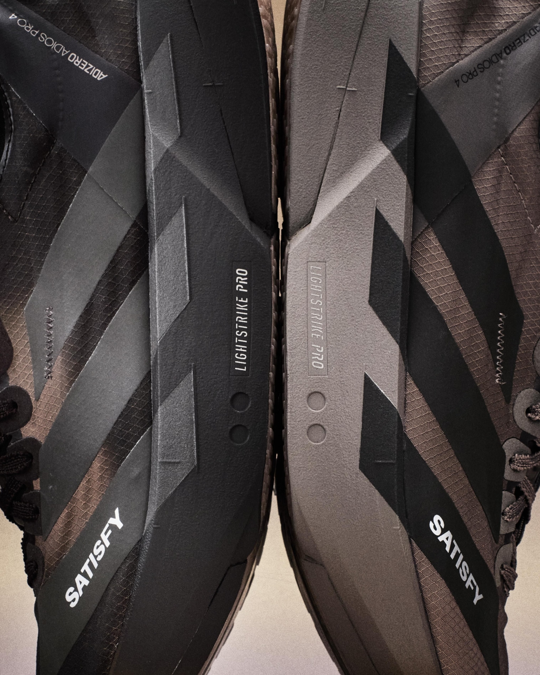adidas et SATISFY lancent une collaboration qui secoue le monde du running avec The Circle Pit et une Adios Pro 4 revisitée.