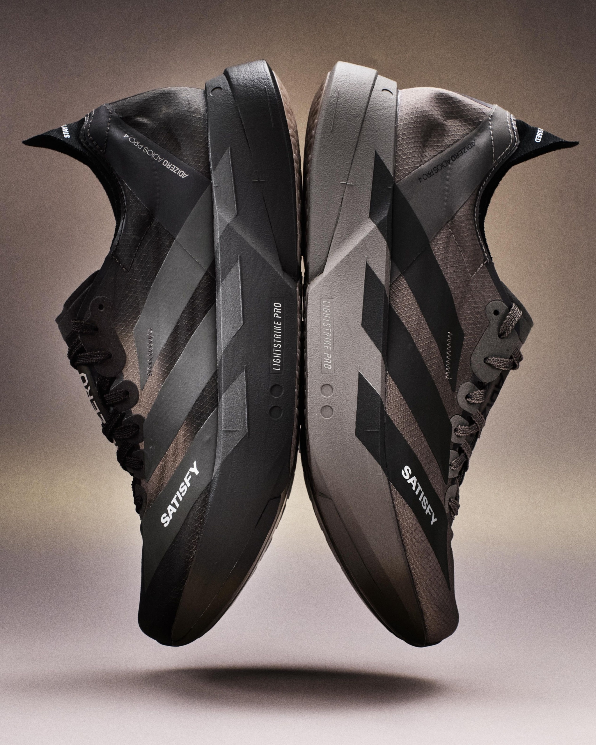 adidas et SATISFY lancent une collaboration qui secoue le monde du running avec The Circle Pit et une Adios Pro 4 revisitée.