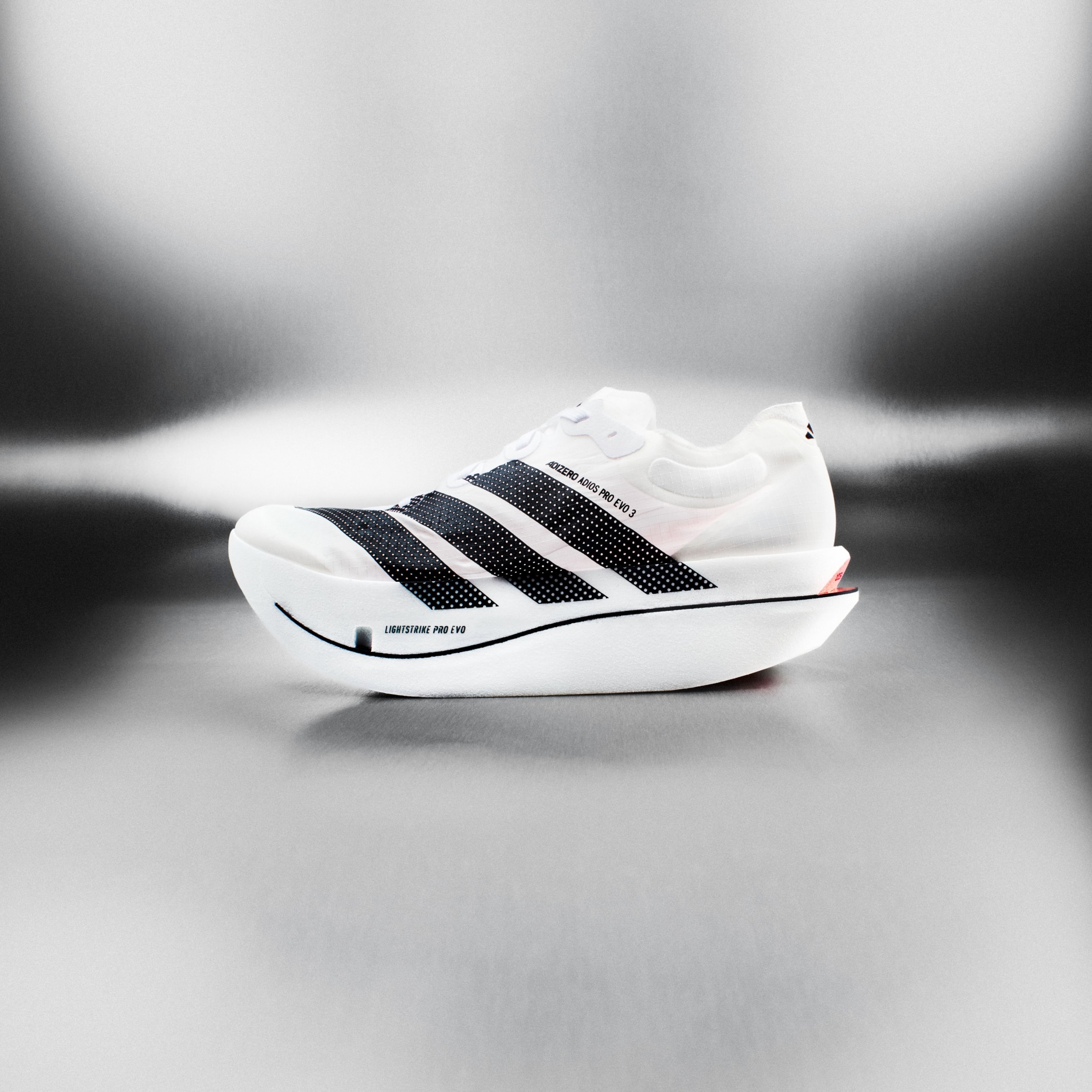 Découvrez l'adidas Adizero Pro Evo 3 : la supershoe de 97 g qui a accompagné Sabastian Sawe sous les deux heures au Marathon de Londres.