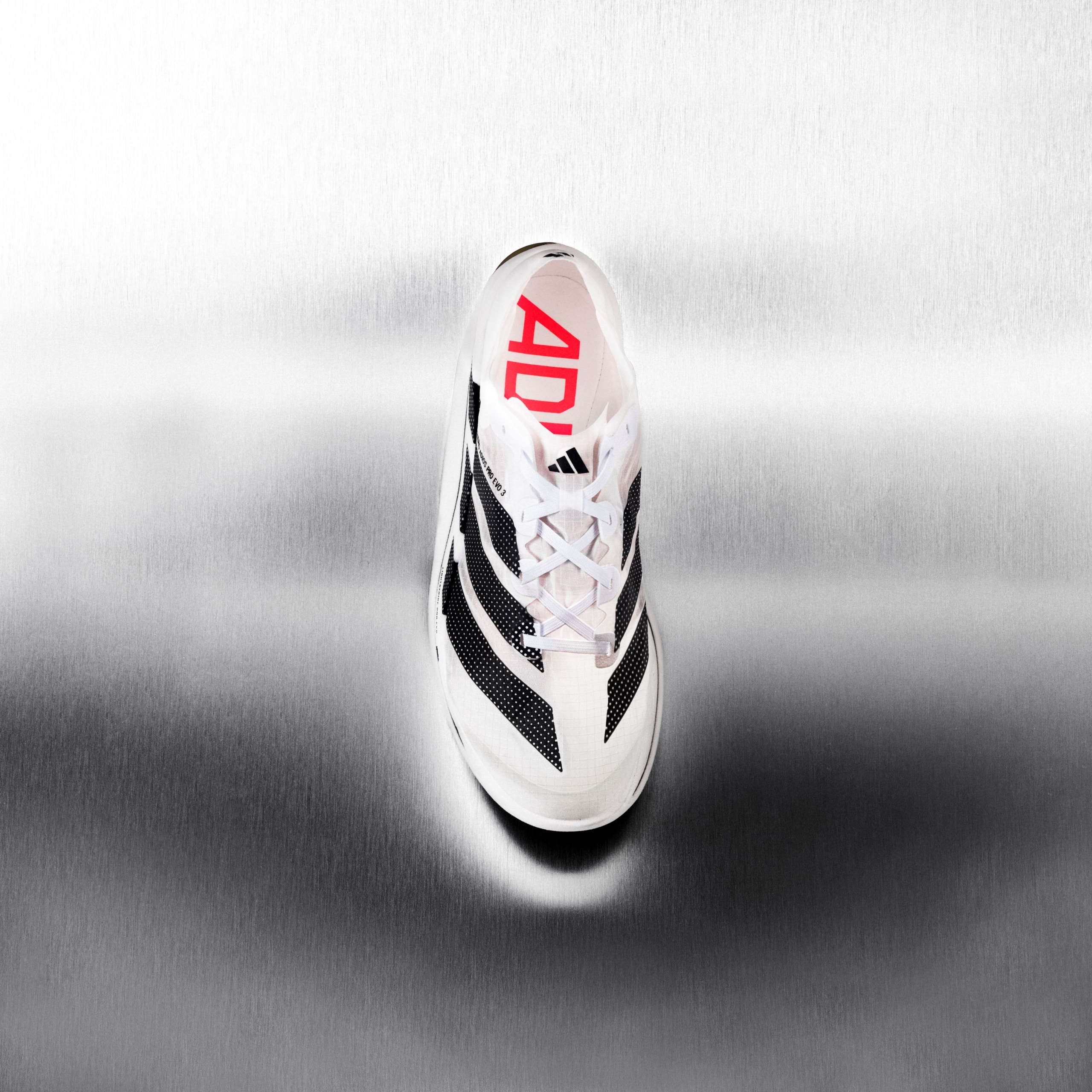 Découvrez l'adidas Adizero Pro Evo 3 : la supershoe de 97 g qui a accompagné Sabastian Sawe sous les deux heures au Marathon de Londres.