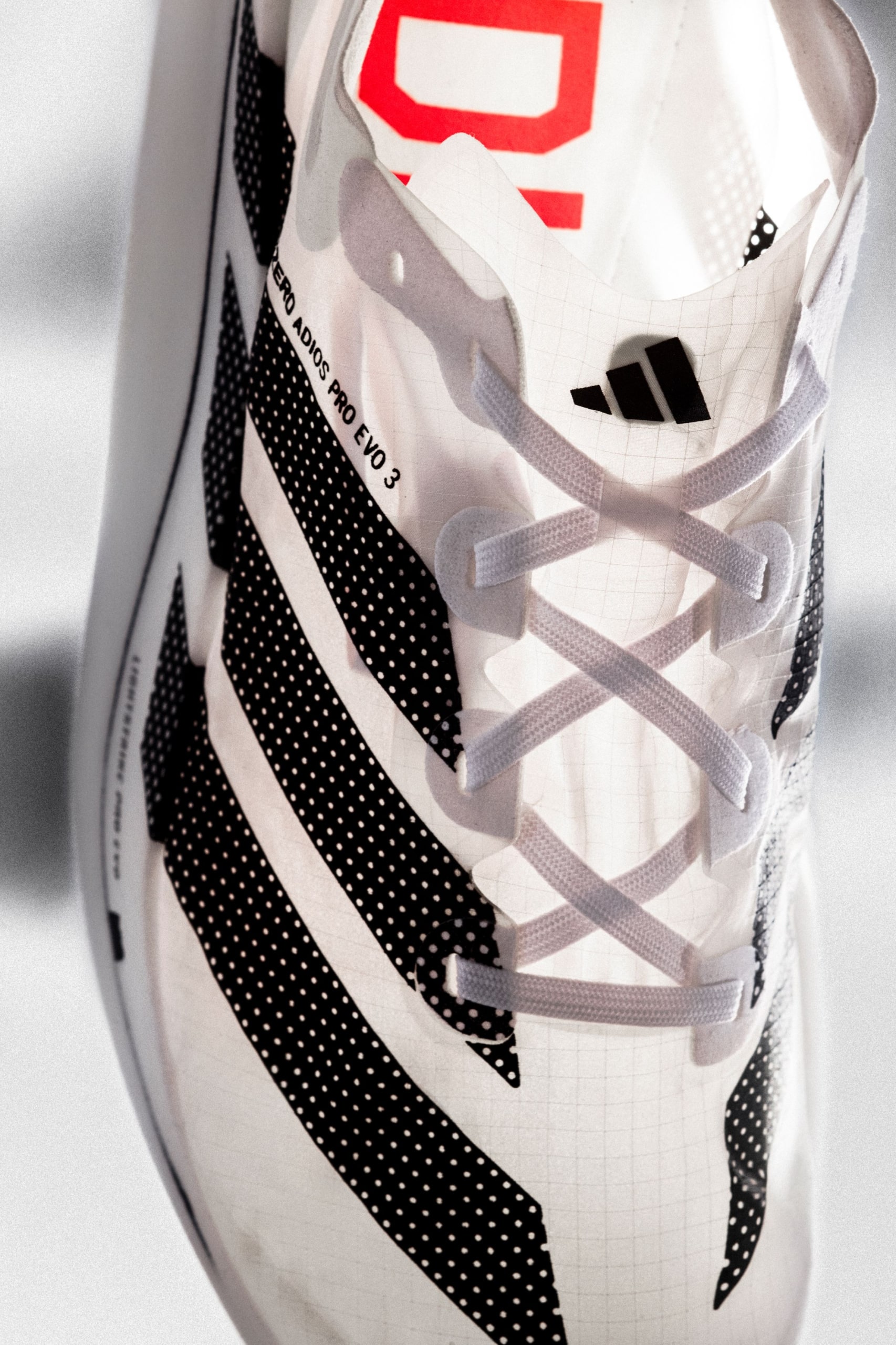 Découvrez l'adidas Adizero Pro Evo 3 : la supershoe de 97 g qui a accompagné Sabastian Sawe sous les deux heures au Marathon de Londres.
