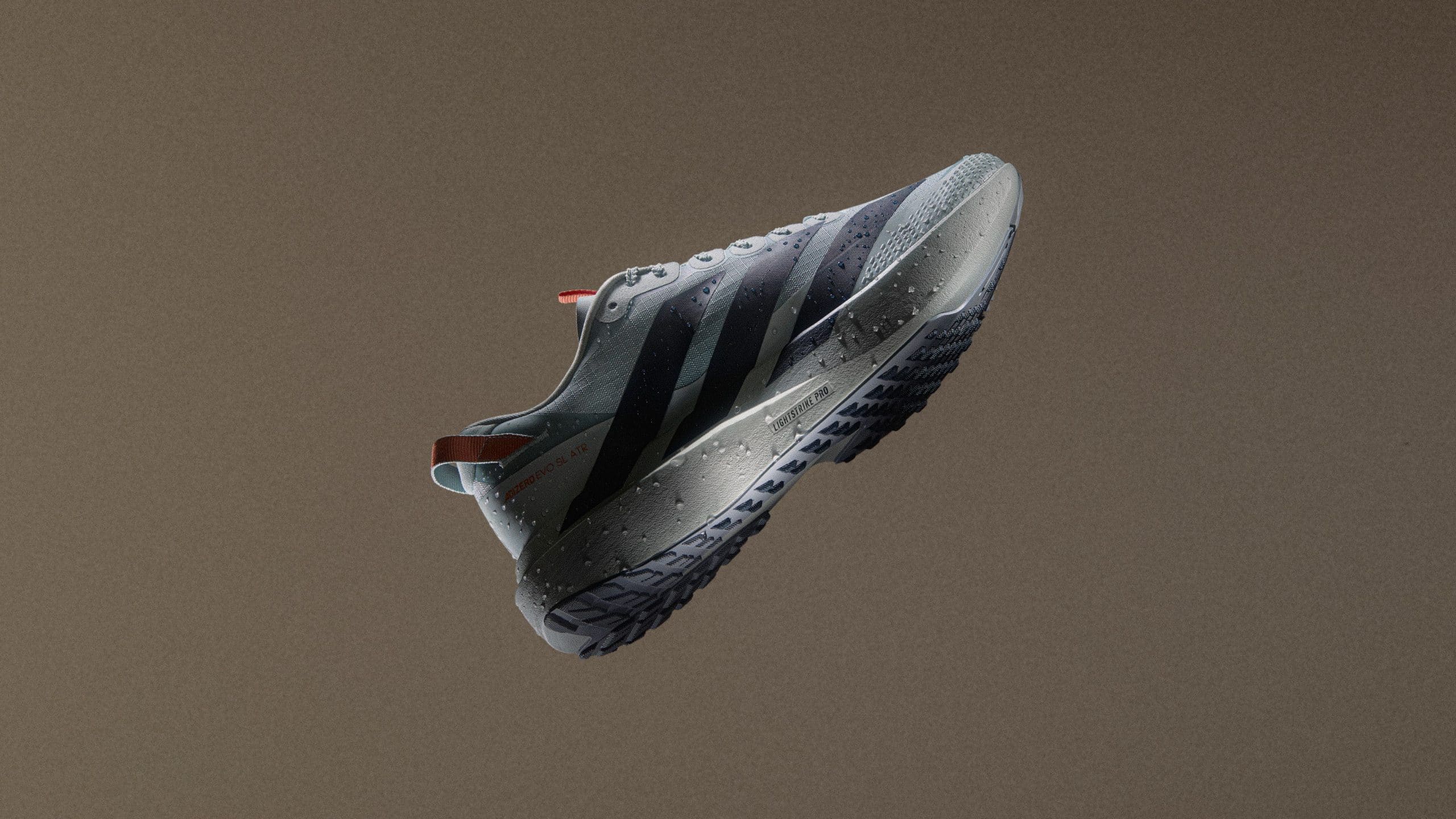 adidas lance l’Adizero Evo SL ATR, la version toutes saisons de sa chaussure star 2025. Tige déperlante, semelle Continental crantée et mousse Lightstrike Pro : une paire polyvalente pour affronter routes humides et chemins roulants.