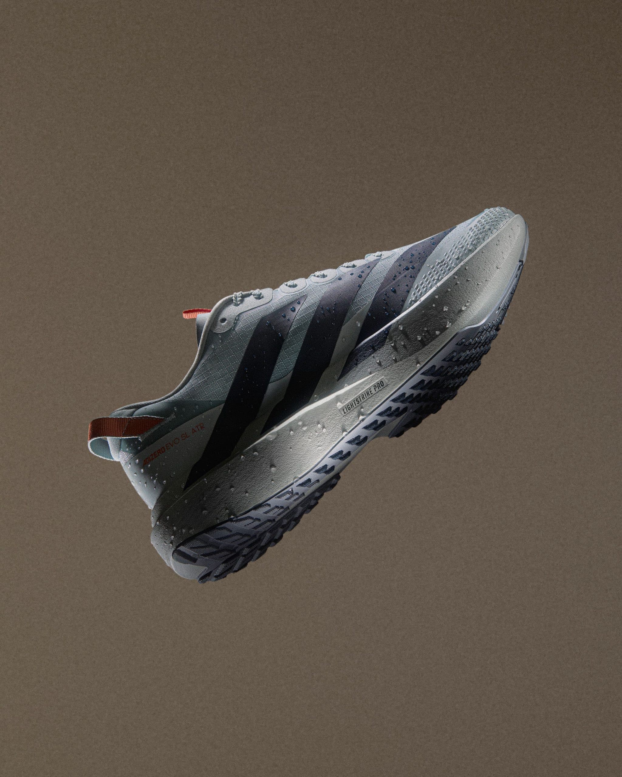 adidas lance l’Adizero Evo SL ATR, la version toutes saisons de sa chaussure star 2025. Tige déperlante, semelle Continental crantée et mousse Lightstrike Pro : une paire polyvalente pour affronter routes humides et chemins roulants.