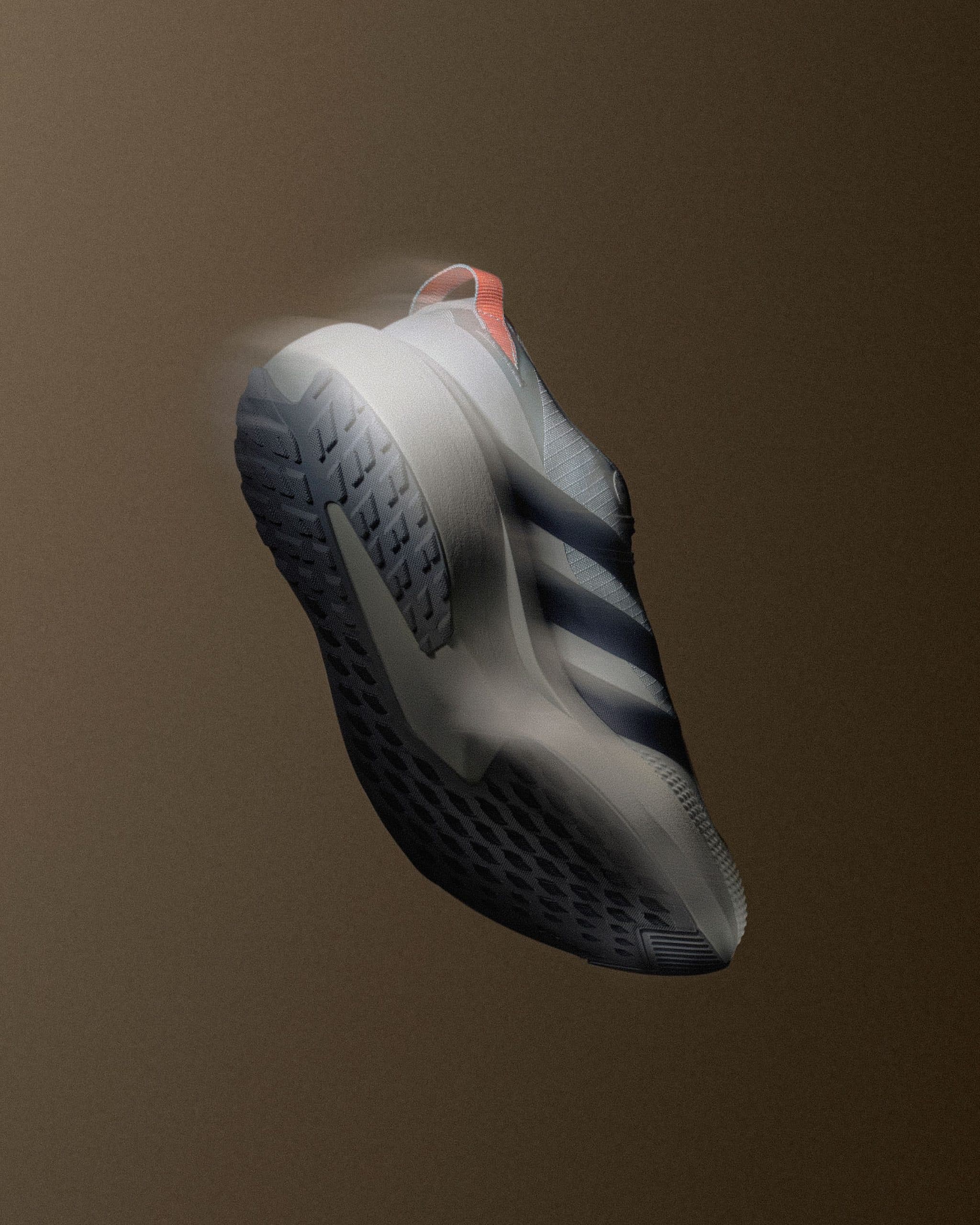 adidas lance l’Adizero Evo SL ATR, la version toutes saisons de sa chaussure star 2025. Tige déperlante, semelle Continental crantée et mousse Lightstrike Pro : une paire polyvalente pour affronter routes humides et chemins roulants.