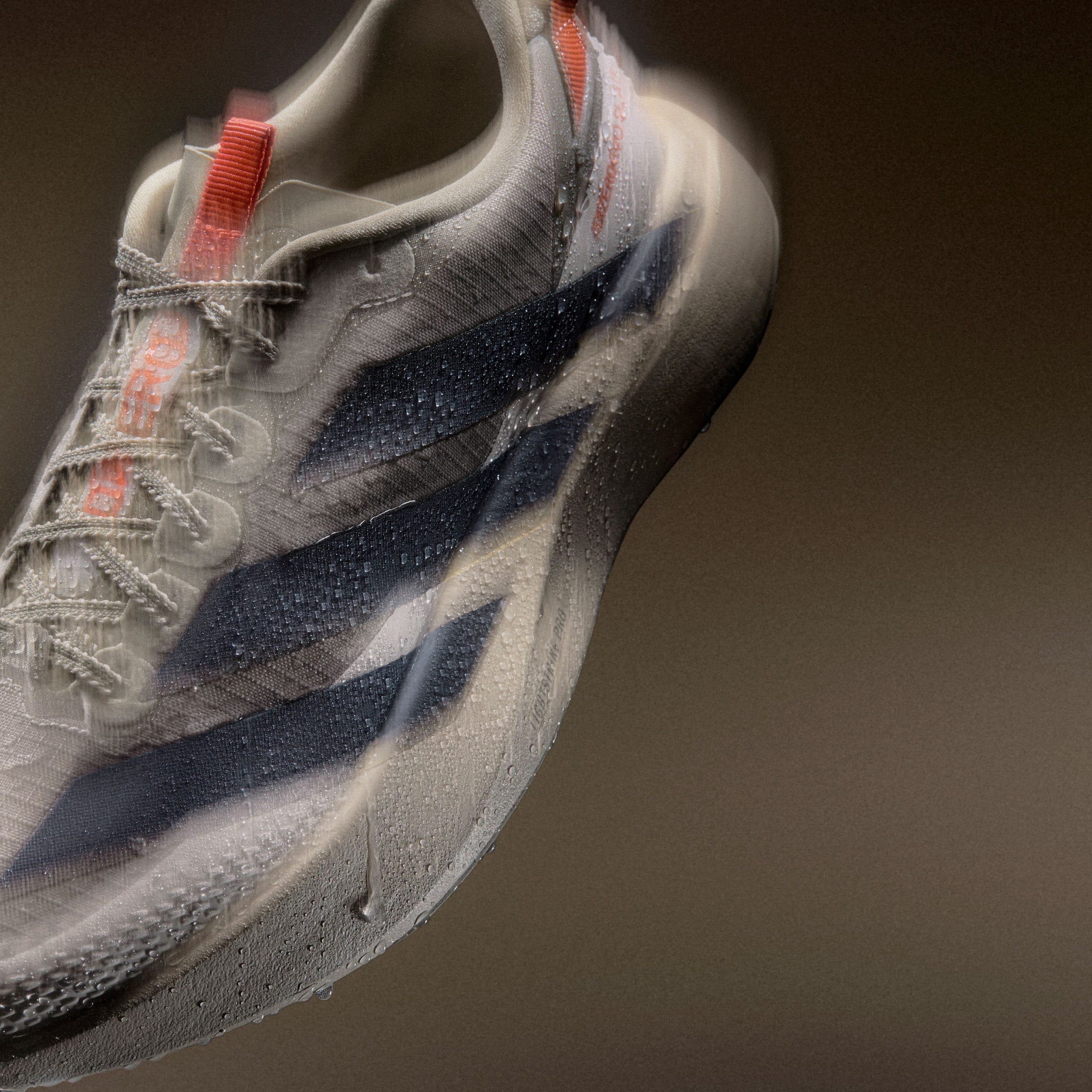 adidas lance l’Adizero Evo SL ATR, la version toutes saisons de sa chaussure star 2025. Tige déperlante, semelle Continental crantée et mousse Lightstrike Pro : une paire polyvalente pour affronter routes humides et chemins roulants.