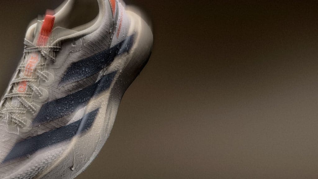 adidas lance l’Adizero Evo SL ATR, la version toutes saisons de sa chaussure star 2025. Tige déperlante, semelle Continental crantée et mousse Lightstrike Pro : une paire polyvalente pour affronter routes humides et chemins roulants.