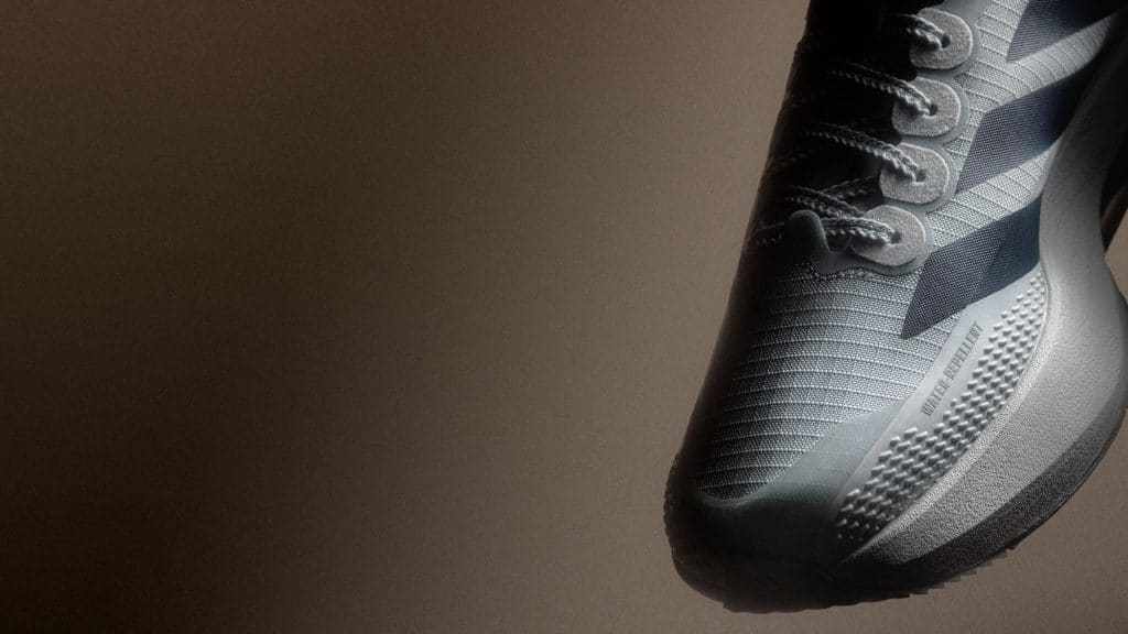 adidas lance l’Adizero Evo SL ATR, la version toutes saisons de sa chaussure star 2025. Tige déperlante, semelle Continental crantée et mousse Lightstrike Pro : une paire polyvalente pour affronter routes humides et chemins roulants.