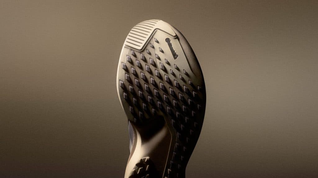 adidas lance l’Adizero Evo SL ATR, la version toutes saisons de sa chaussure star 2025. Tige déperlante, semelle Continental crantée et mousse Lightstrike Pro : une paire polyvalente pour affronter routes humides et chemins roulants.