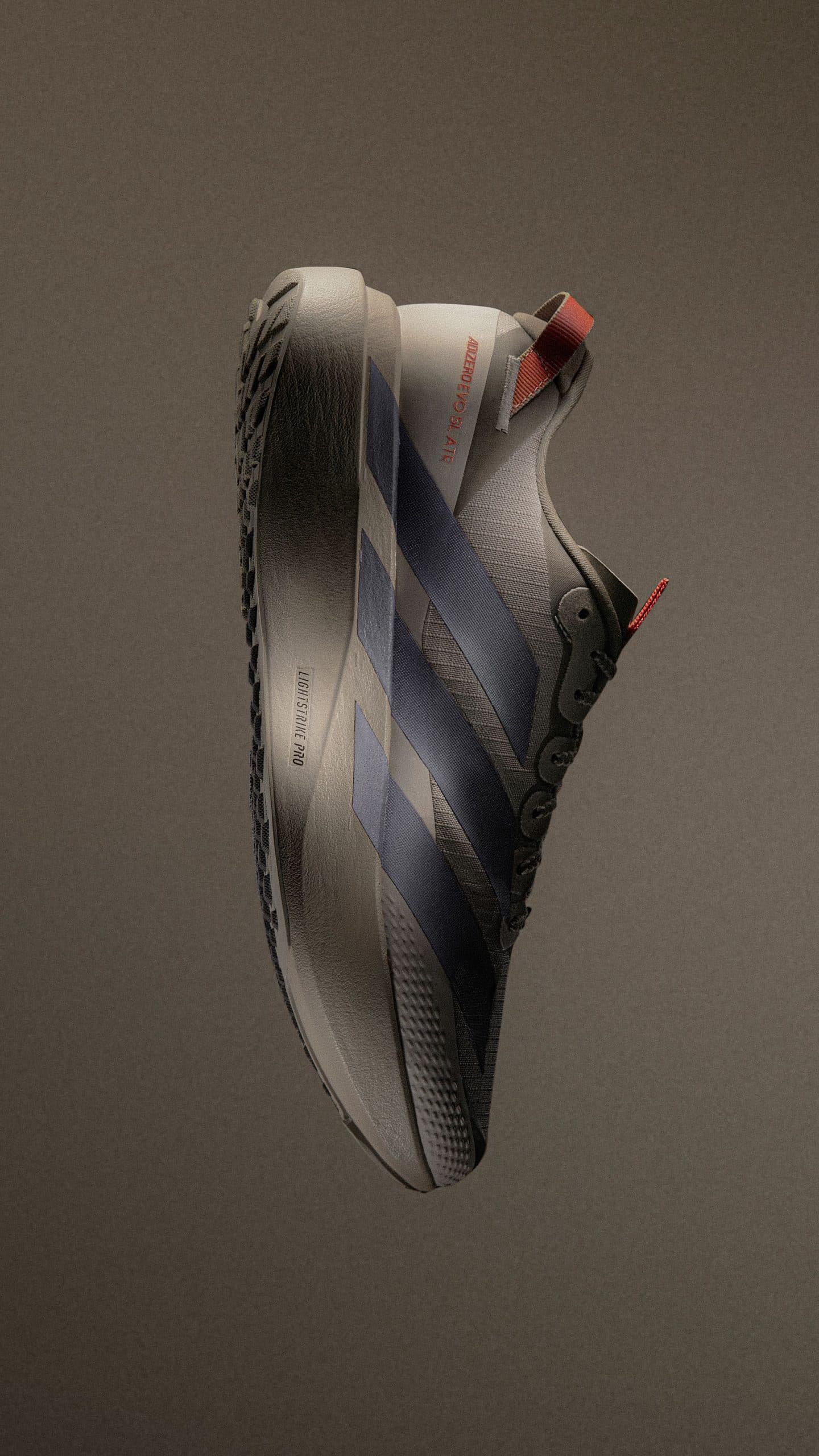 adidas lance l’Adizero Evo SL ATR, la version toutes saisons de sa chaussure star 2025. Tige déperlante, semelle Continental crantée et mousse Lightstrike Pro : une paire polyvalente pour affronter routes humides et chemins roulants.