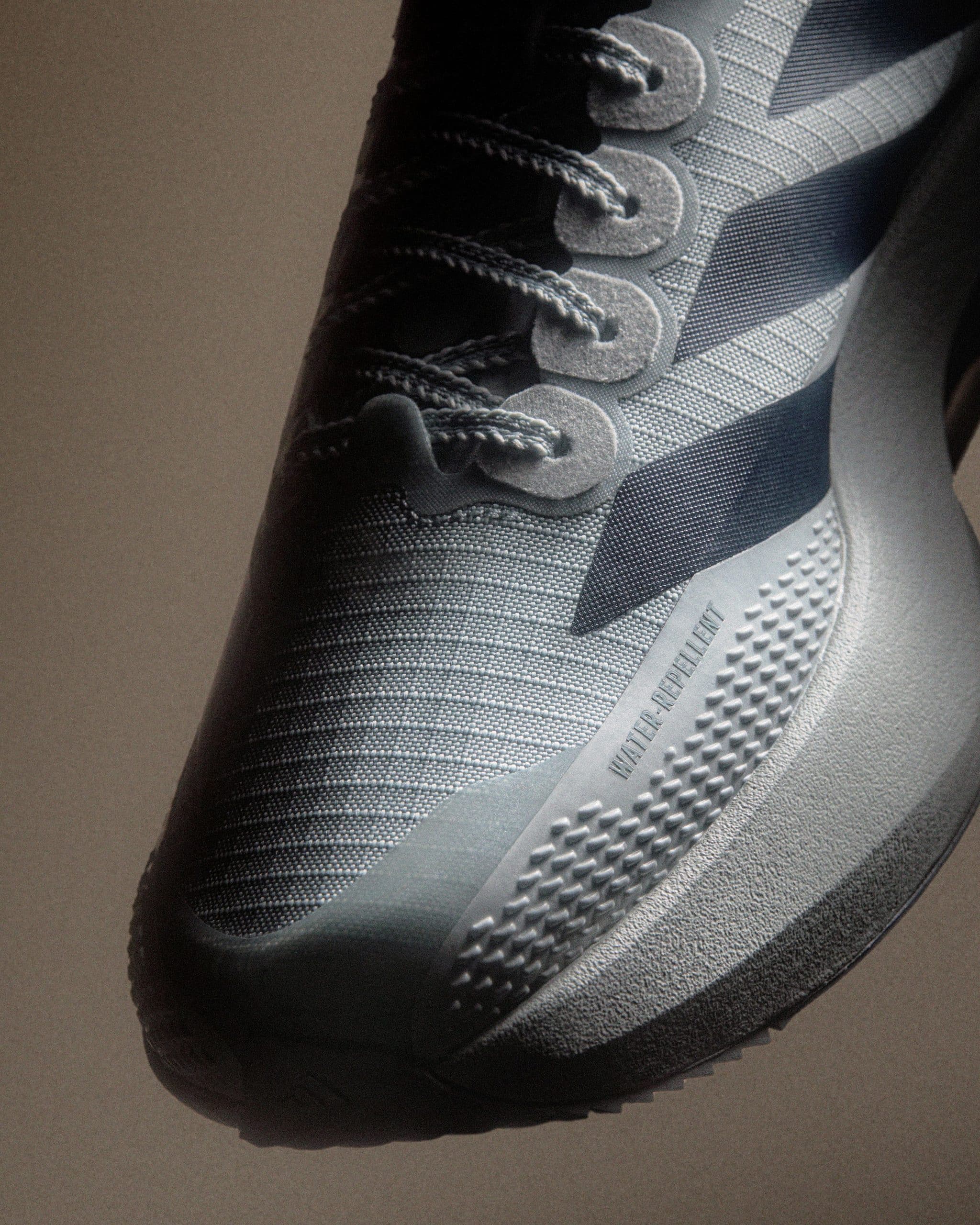 adidas lance l’Adizero Evo SL ATR, la version toutes saisons de sa chaussure star 2025. Tige déperlante, semelle Continental crantée et mousse Lightstrike Pro : une paire polyvalente pour affronter routes humides et chemins roulants.