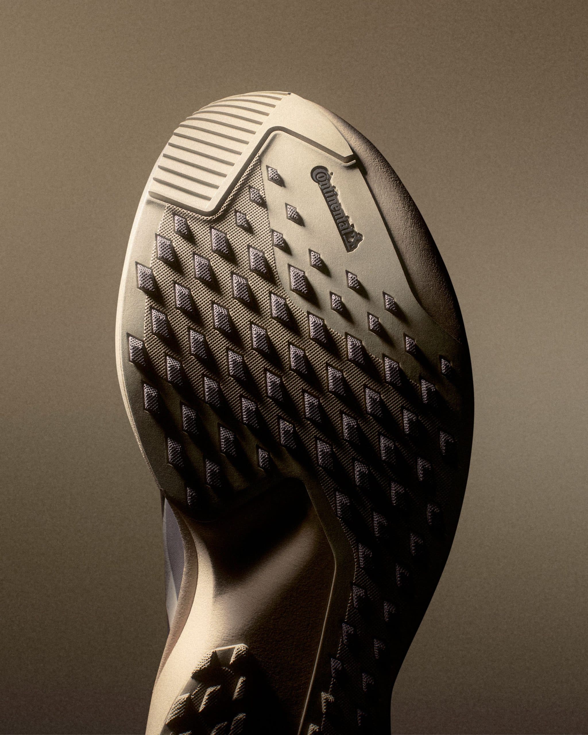 adidas lance l’Adizero Evo SL ATR, la version toutes saisons de sa chaussure star 2025. Tige déperlante, semelle Continental crantée et mousse Lightstrike Pro : une paire polyvalente pour affronter routes humides et chemins roulants.