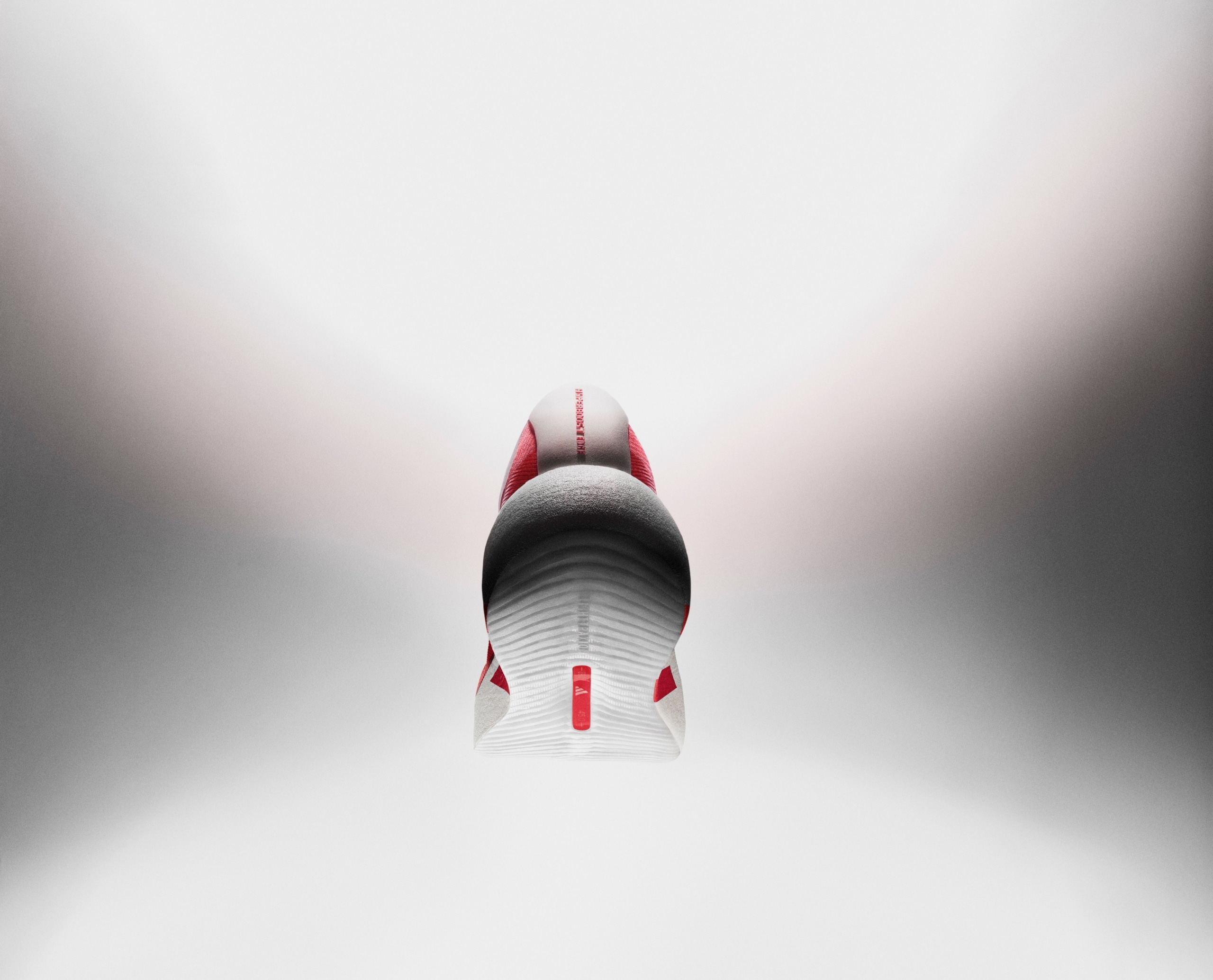 adidas lance la Hyperboost Edge, une nouvelle chaussure de running ultra dynamique conçue pour l’entraînement, les sorties longues et les kilomètres.