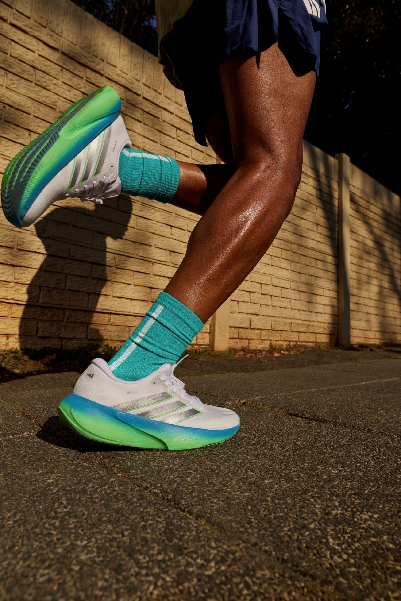 adidas dévoile la Supernova Rise 3, une chaussure de running confortable et accessible pensée pour les runs du quotidien. Mousse Dreamstrike+ plus douce, tige Primeweave et semelle Lighttraxion pour accompagner les coureurs de tous les jours.