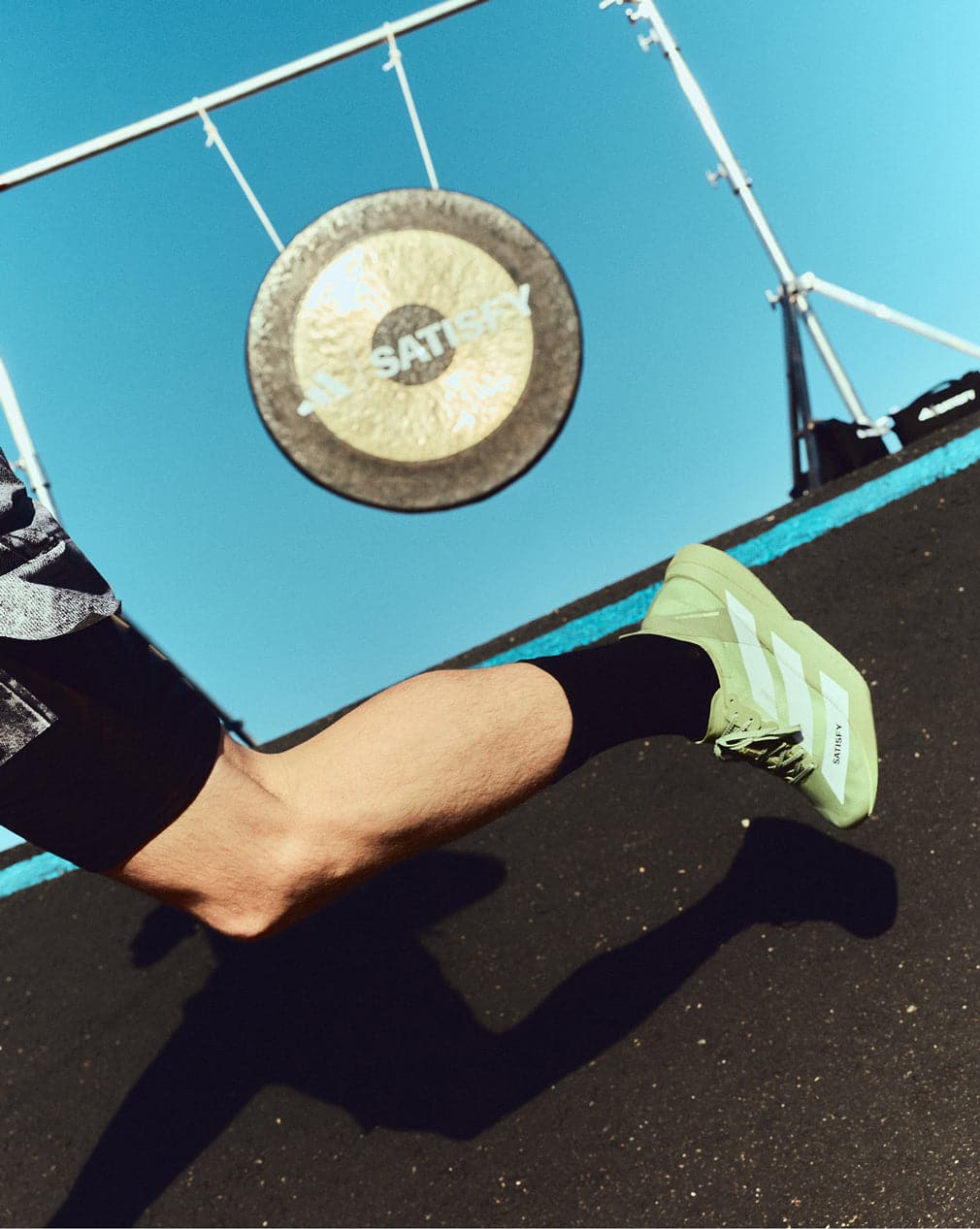 adidas et SATISFY lancent une collaboration qui secoue le monde du running avec The Circle Pit et une Adios Pro 4 revisitée.