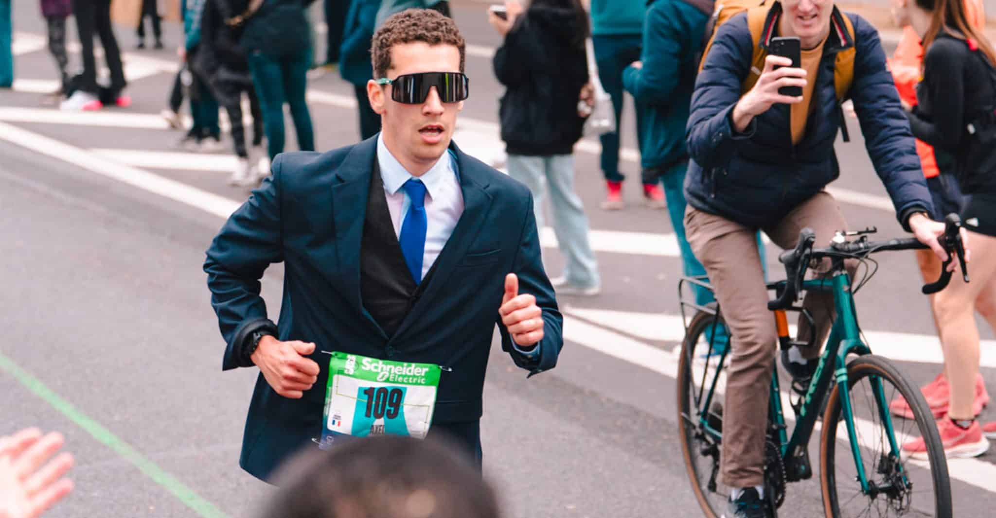 Axel Ramponi, 2h49 en costume trois pièces au Marathon de Paris - Marathons