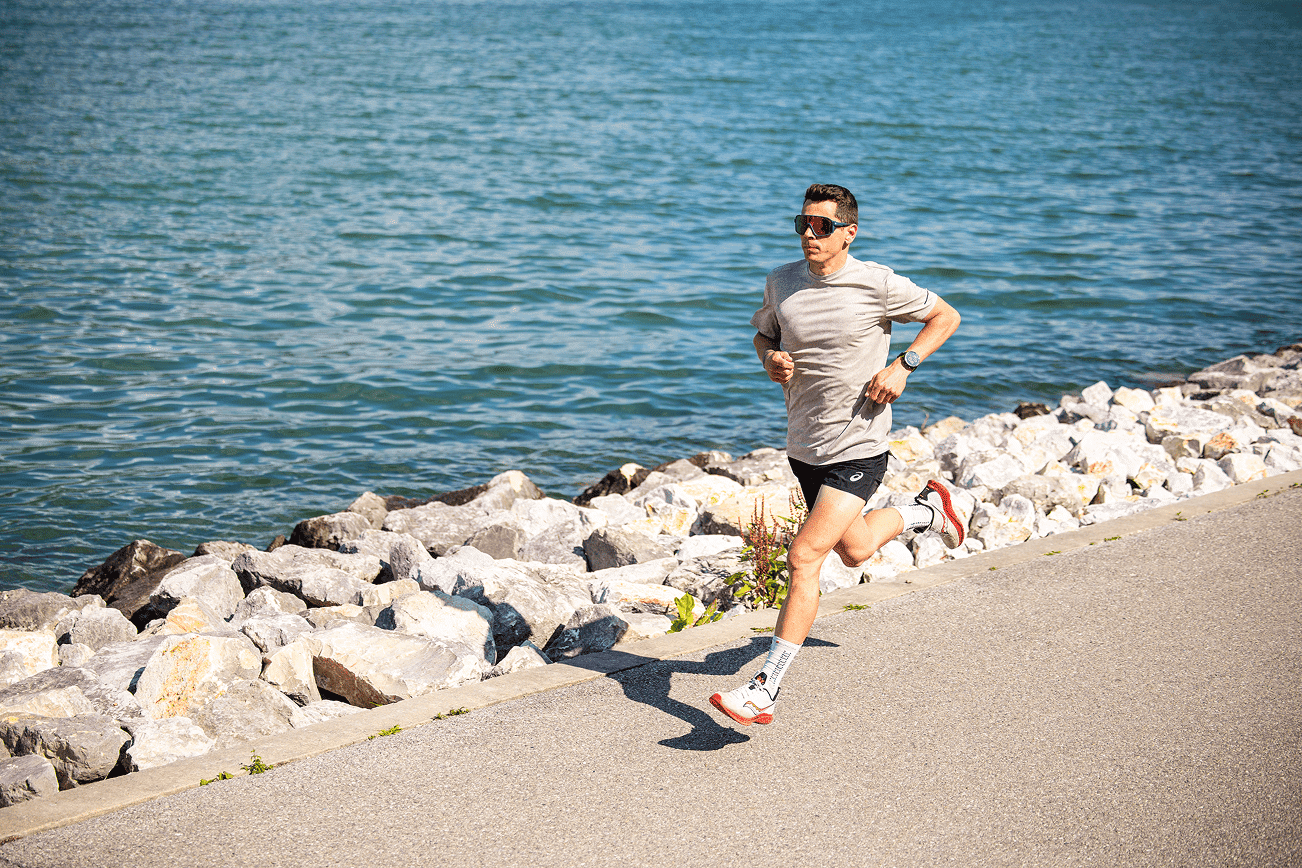 Nous allons répondre à l’une des questions les plus posées par les coureurs à pied : combien d’entraînements faut-il faire par semaine ? Simple coureur débutant ou afficionado du running, si vous avez atterri ici, c’est sans doute que vous vous posez la même question. Après la lecture de cet article, vous saurez enfin combien de fois vous devez courir par semaine pour progresser en course à pied.