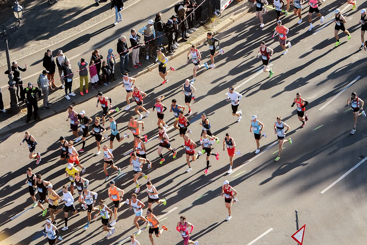 Parmi toutes les courses, le Marathon de Berlin est certainement celui qui fait rêver le plus de runners en quête de record personnel... Membre historique du circuit des Majors, il s’est forgé une réputation mythique dans le monde du running. Et pour cause, les chiffres ne mentent pas : 13 records du monde y ont déjà été établis. C’est tout simplement le temple de la vitesse sur 41,195 km. Mais qu’est-ce qui rend Berlin aussi propice aux exploits ? Zoom sur les ingrédients qui font de cette course l’une des plus rapides du monde.