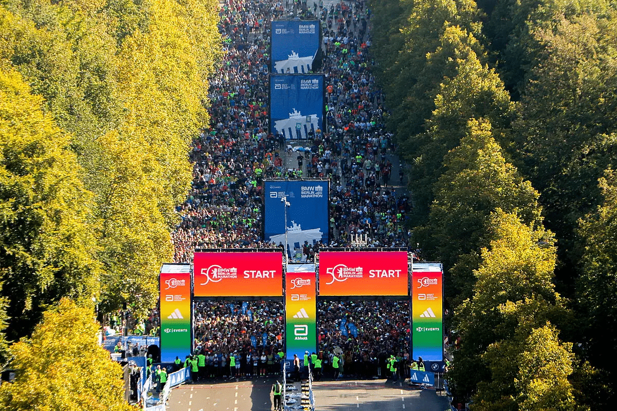 Parmi toutes les courses, le Marathon de Berlin est certainement celui qui fait rêver le plus de runners en quête de record personnel... Membre historique du circuit des Majors, il s’est forgé une réputation mythique dans le monde du running. Et pour cause, les chiffres ne mentent pas : 13 records du monde y ont déjà été établis. C’est tout simplement le temple de la vitesse sur 41,195 km. Mais qu’est-ce qui rend Berlin aussi propice aux exploits ? Zoom sur les ingrédients qui font de cette course l’une des plus rapides du monde.