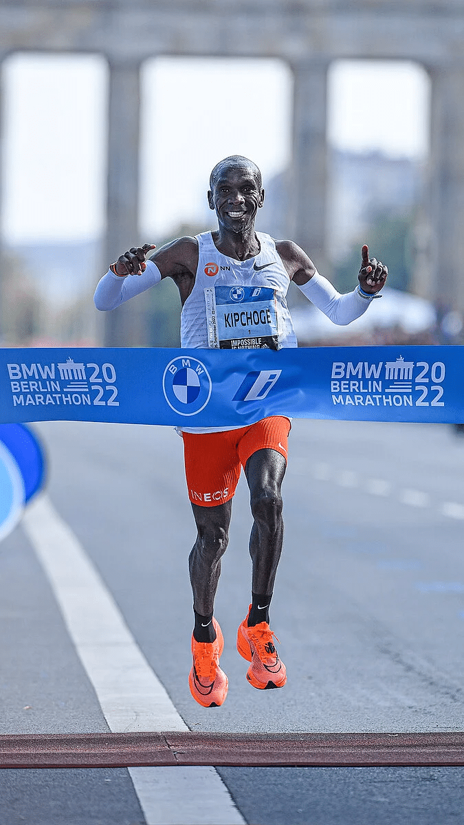 Parmi toutes les courses, le Marathon de Berlin est certainement celui qui fait rêver le plus de runners en quête de record personnel... Membre historique du circuit des Majors, il s’est forgé une réputation mythique dans le monde du running. Et pour cause, les chiffres ne mentent pas : 13 records du monde y ont déjà été établis. C’est tout simplement le temple de la vitesse sur 41,195 km. Mais qu’est-ce qui rend Berlin aussi propice aux exploits ? Zoom sur les ingrédients qui font de cette course l’une des plus rapides du monde.
