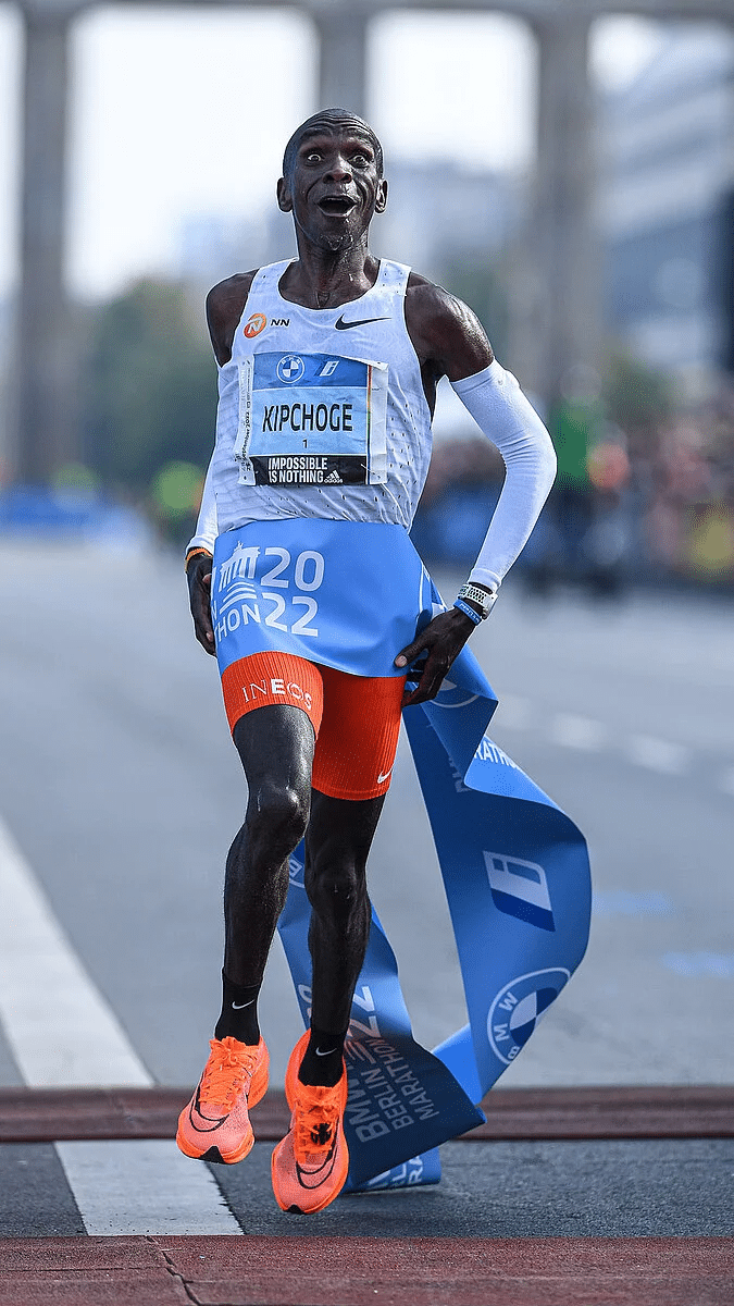 Parmi toutes les courses, le Marathon de Berlin est certainement celui qui fait rêver le plus de runners en quête de record personnel... Membre historique du circuit des Majors, il s’est forgé une réputation mythique dans le monde du running. Et pour cause, les chiffres ne mentent pas : 13 records du monde y ont déjà été établis. C’est tout simplement le temple de la vitesse sur 41,195 km. Mais qu’est-ce qui rend Berlin aussi propice aux exploits ? Zoom sur les ingrédients qui font de cette course l’une des plus rapides du monde.