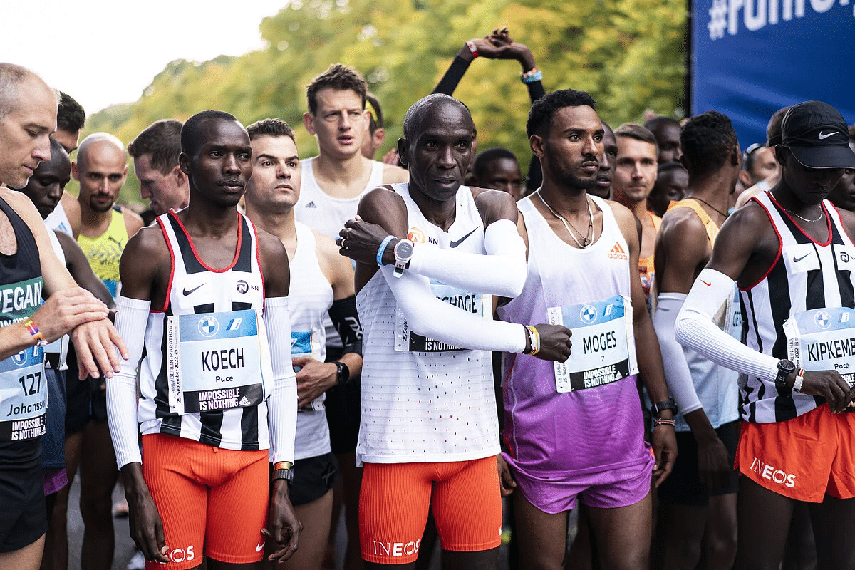 Parmi toutes les courses, le Marathon de Berlin est certainement celui qui fait rêver le plus de runners en quête de record personnel... Membre historique du circuit des Majors, il s’est forgé une réputation mythique dans le monde du running. Et pour cause, les chiffres ne mentent pas : 13 records du monde y ont déjà été établis. C’est tout simplement le temple de la vitesse sur 41,195 km. Mais qu’est-ce qui rend Berlin aussi propice aux exploits ? Zoom sur les ingrédients qui font de cette course l’une des plus rapides du monde.