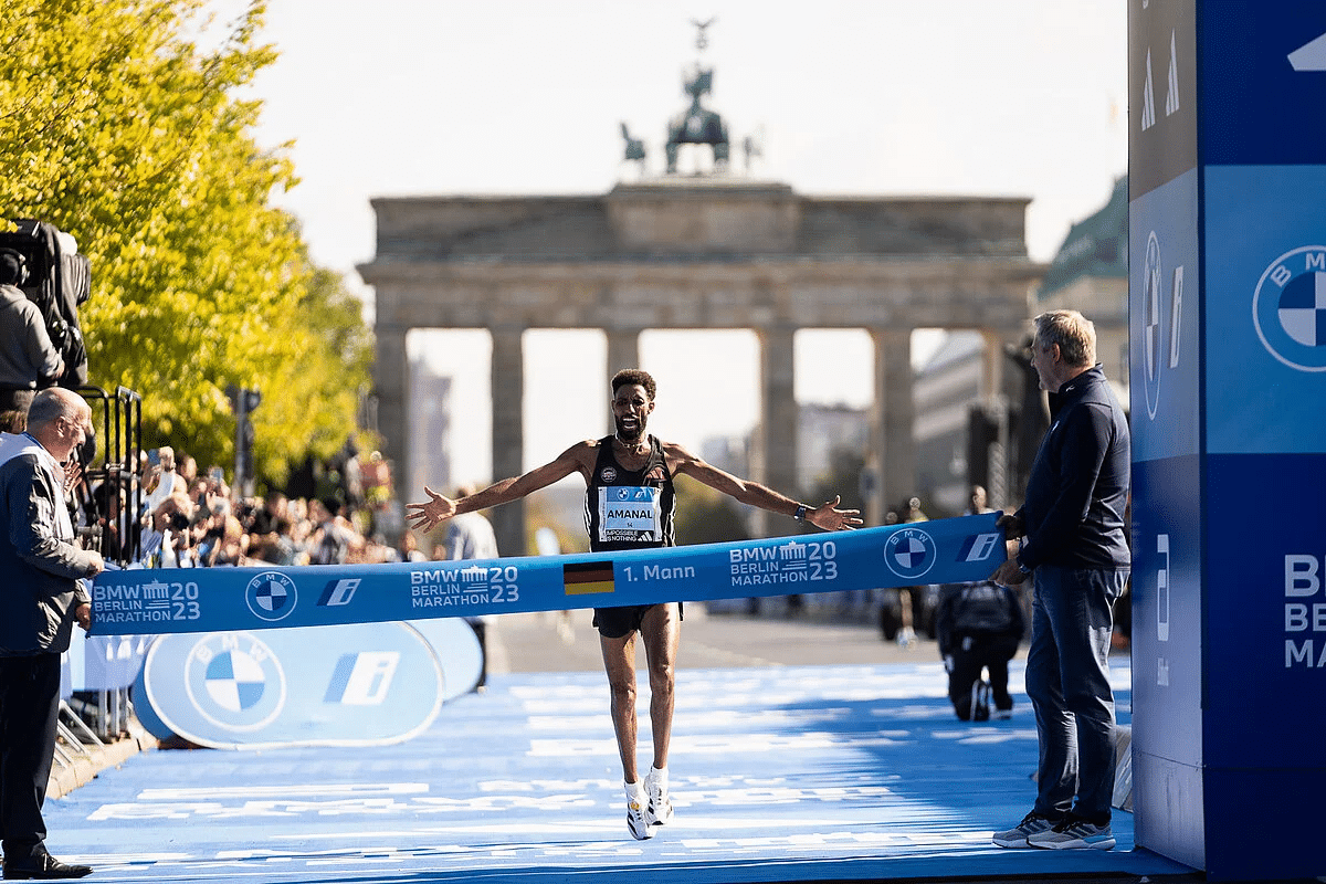 Parmi toutes les courses, le Marathon de Berlin est certainement celui qui fait rêver le plus de runners en quête de record personnel... Membre historique du circuit des Majors, il s’est forgé une réputation mythique dans le monde du running. Et pour cause, les chiffres ne mentent pas : 13 records du monde y ont déjà été établis. C’est tout simplement le temple de la vitesse sur 41,195 km. Mais qu’est-ce qui rend Berlin aussi propice aux exploits ? Zoom sur les ingrédients qui font de cette course l’une des plus rapides du monde.