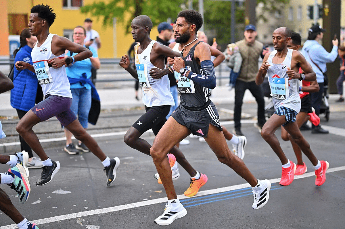 Parmi toutes les courses, le Marathon de Berlin est certainement celui qui fait rêver le plus de runners en quête de record personnel... Membre historique du circuit des Majors, il s’est forgé une réputation mythique dans le monde du running. Et pour cause, les chiffres ne mentent pas : 13 records du monde y ont déjà été établis. C’est tout simplement le temple de la vitesse sur 41,195 km. Mais qu’est-ce qui rend Berlin aussi propice aux exploits ? Zoom sur les ingrédients qui font de cette course l’une des plus rapides du monde.