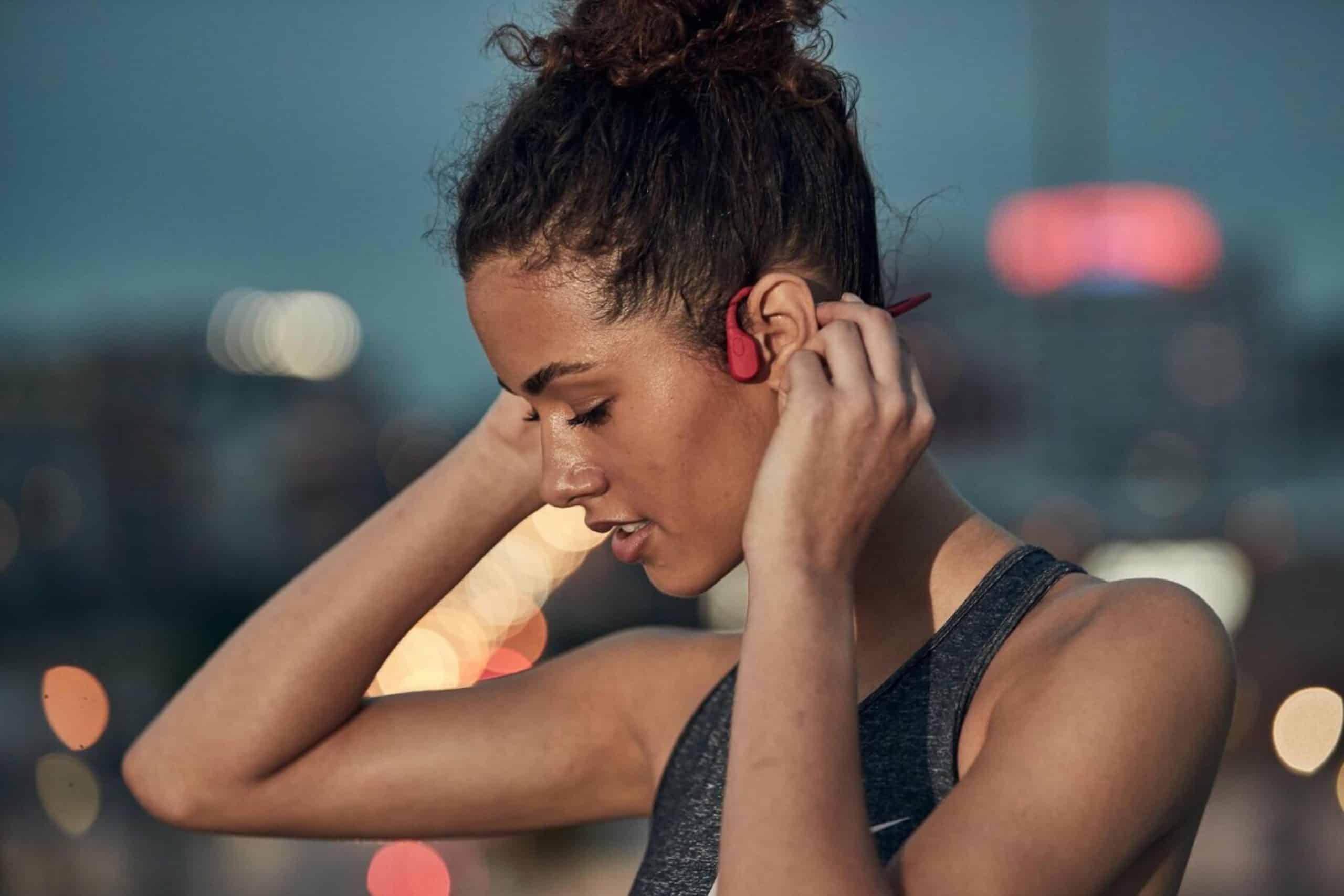 La "playlist de la honte" pour courir, ce sont ces chansons qu’on n’oserait peut-être pas assumer en public, mais qui donnent une énergie incroyable quand on est en train de transpirer comme jamais. A l'entraînement ou lors d’un marathon, la musique peut sauver bien des coureurs. Alors, voici une petite sélection des 15 titres qui font avancer les runners. 