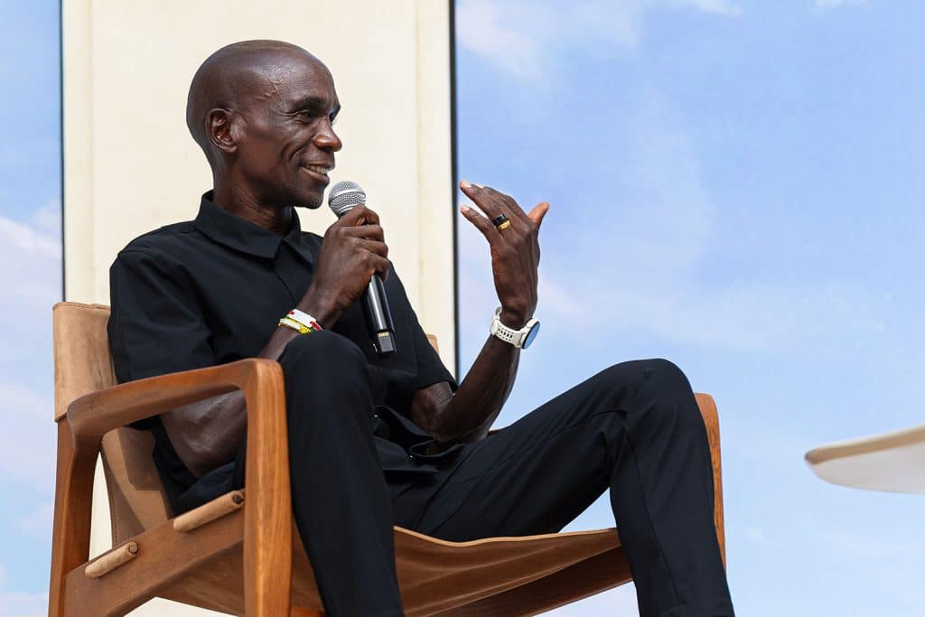 Eliud Kipchoge, seul homme à ce jour à avoir couru un marathon en moins de 2 heures, s’est confié sur la performance de ce soir, qui attend sa compatriote et amie, Faith Kipyegon. Dans une interview menée par Simon Bairu, partenaire en marketing sportif de Faith et proche des deux athlètes kenyans, les défis relevés par le marathonien, notamment lors du projet « Breaking 2 », ont été rapprochés de celui qui attend la demi-fondeuse ce soir au stade Charléty pour « Breaking 4 » sur le Mile.