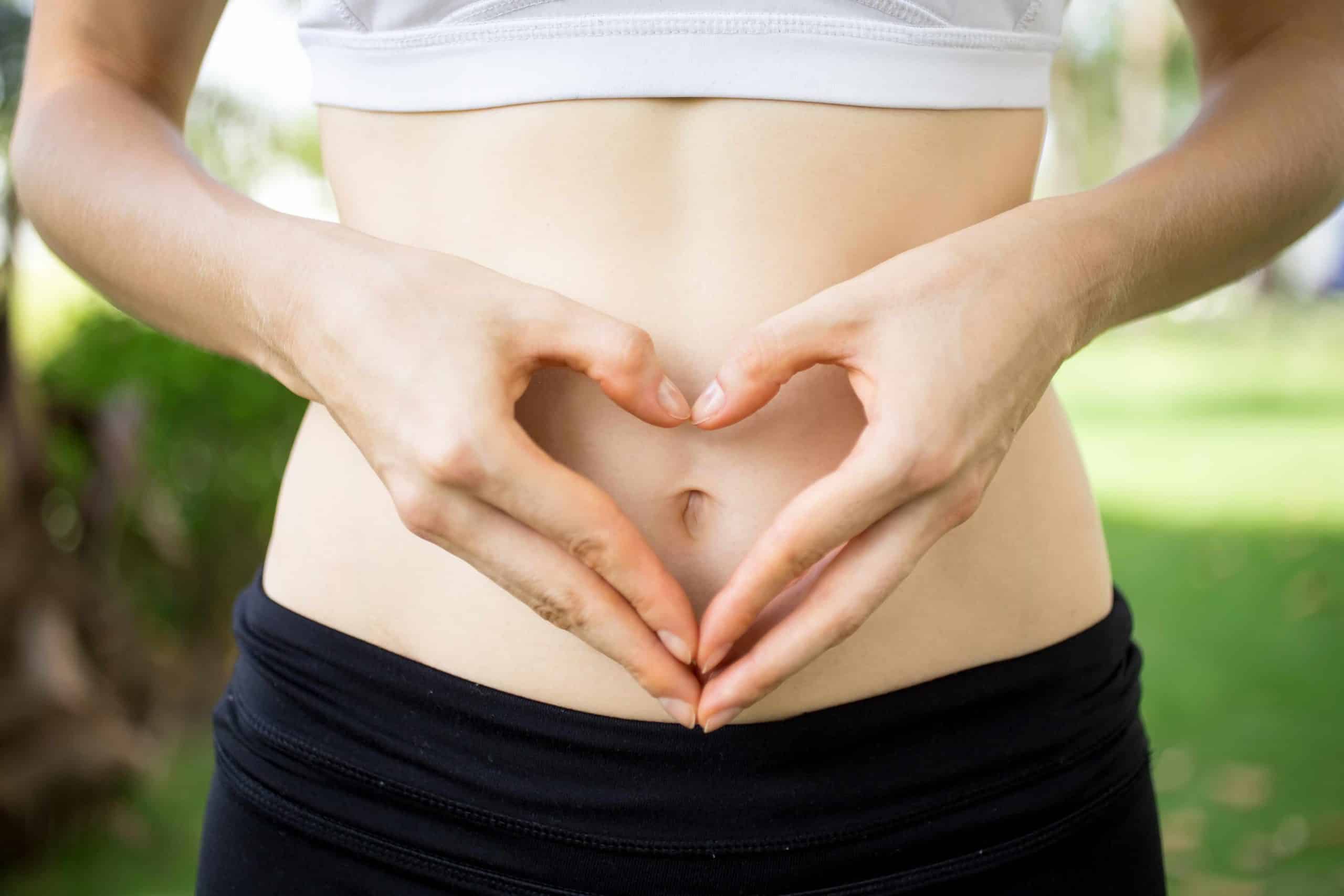 L’attribut alt de cette image est vide, son nom de fichier est close-up-female-hands-shaping-heart-belly-scaled.jpeg.