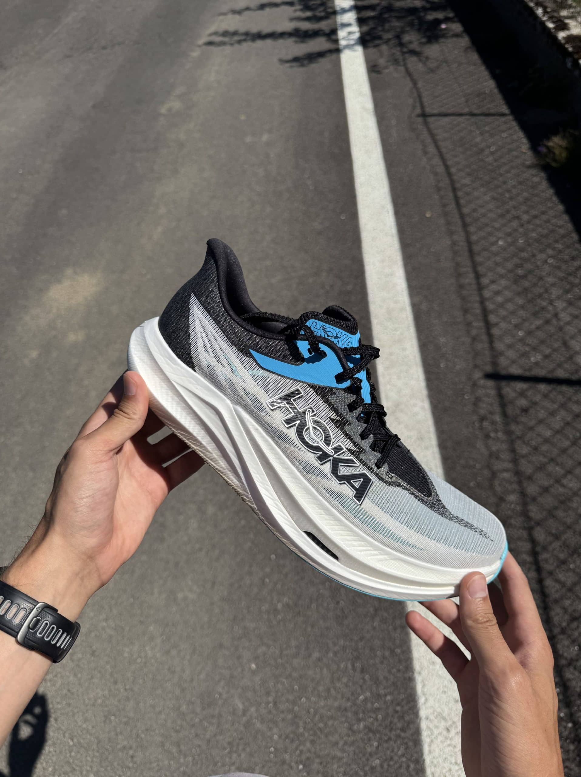 Hoka a récemment lancé son nouveau modèle à plaque carbone : la Rocket X 3. Plus légère, plus dynamique et dotée d’une plaque carbone retravaillée, elle succède à la Rocket X 2 qui avait déjà marqué les esprits par sa réactivité et son confort. Avec cette nouvelle version, la marque d’origine française propose une chaussure à la fois rapide et étonnamment stable. Après l’avoir testé sur plus de 100 km, en sorties longues, intervalles rapides et séances de seuil, je peux dire qu’elle m’a convaincu. Voici mon retour complet sur la nouvelle fusée signée Hoka.