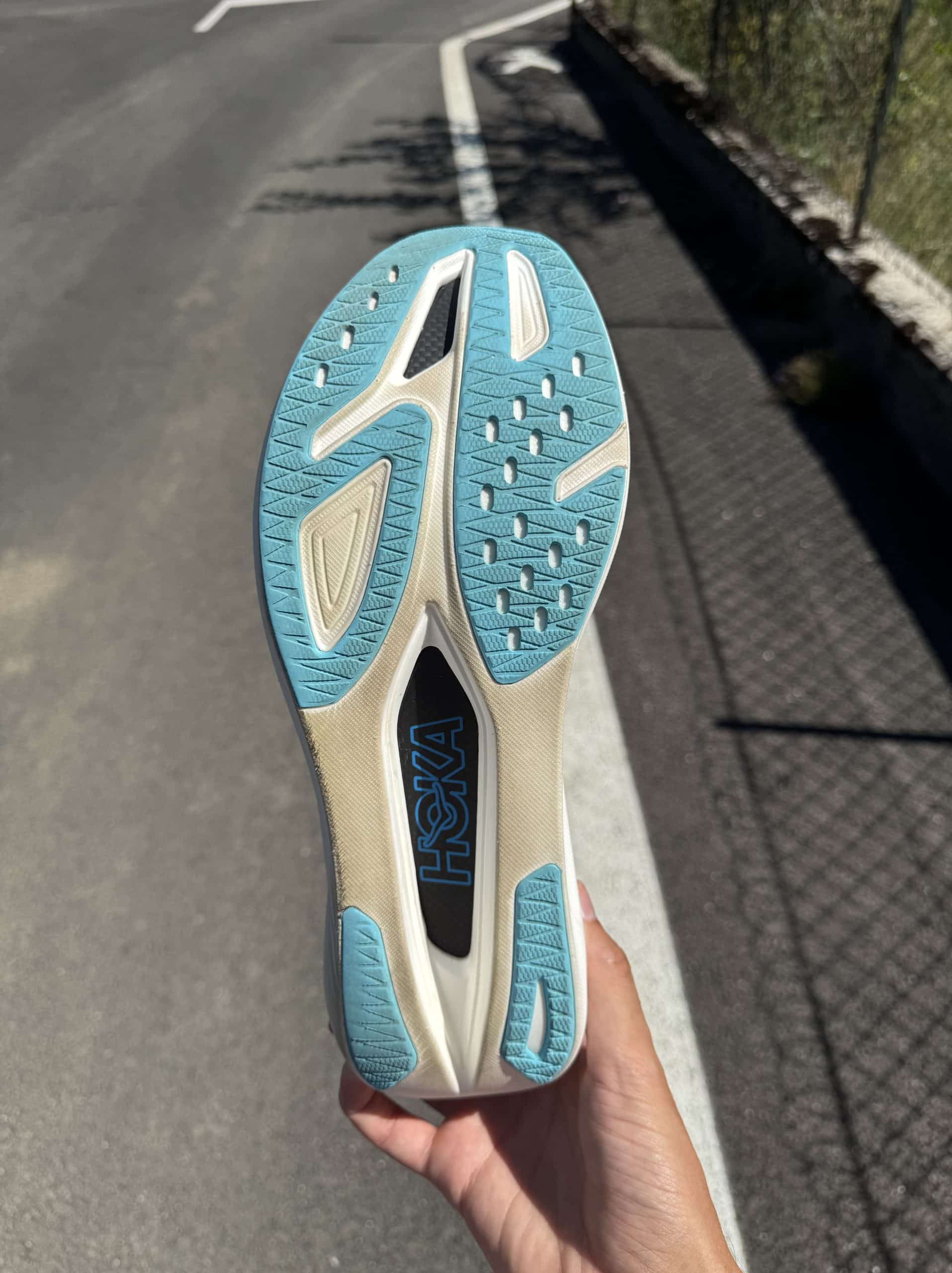 Hoka a récemment lancé son nouveau modèle à plaque carbone : la Rocket X 3. Plus légère, plus dynamique et dotée d’une plaque carbone retravaillée, elle succède à la Rocket X 2 qui avait déjà marqué les esprits par sa réactivité et son confort. Avec cette nouvelle version, la marque d’origine française propose une chaussure à la fois rapide et étonnamment stable. Après l’avoir testé sur plus de 100 km, en sorties longues, intervalles rapides et séances de seuil, je peux dire qu’elle m’a convaincu. Voici mon retour complet sur la nouvelle fusée signée Hoka.
