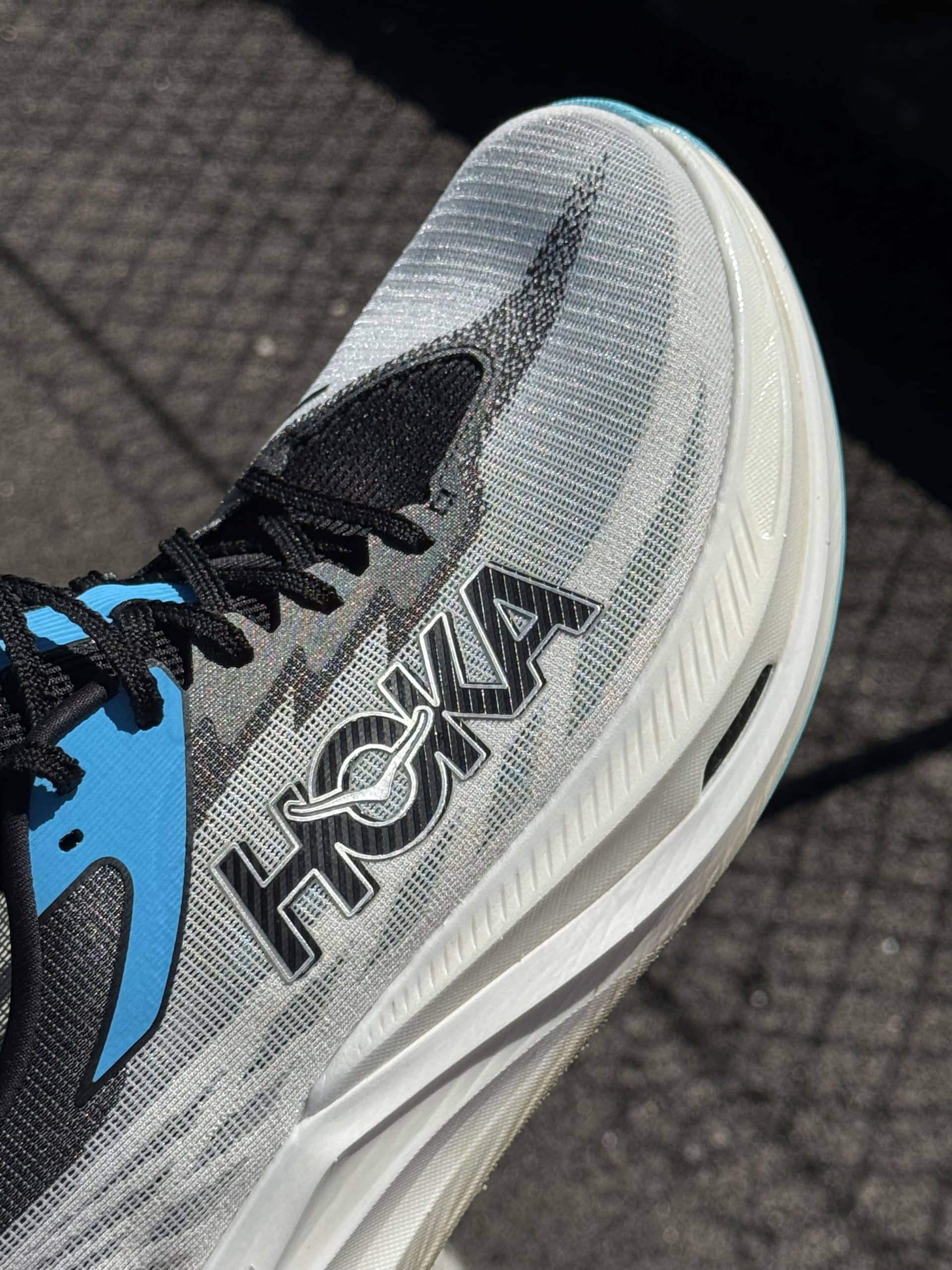 Hoka a récemment lancé son nouveau modèle à plaque carbone : la Rocket X 3. Plus légère, plus dynamique et dotée d’une plaque carbone retravaillée, elle succède à la Rocket X 2 qui avait déjà marqué les esprits par sa réactivité et son confort. Avec cette nouvelle version, la marque d’origine française propose une chaussure à la fois rapide et étonnamment stable. Après l’avoir testé sur plus de 100 km, en sorties longues, intervalles rapides et séances de seuil, je peux dire qu’elle m’a convaincu. Voici mon retour complet sur la nouvelle fusée signée Hoka.