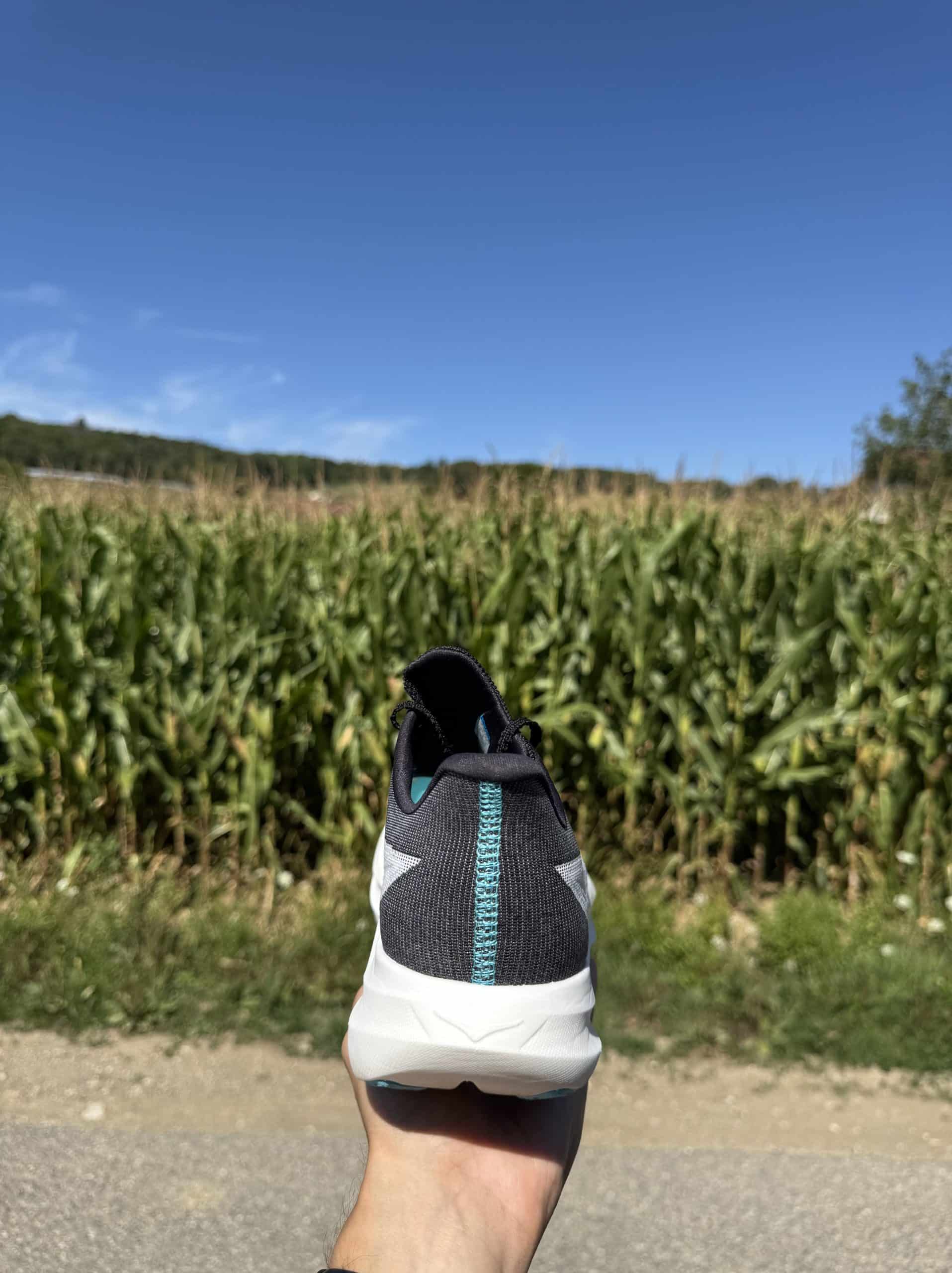 Hoka a récemment lancé son nouveau modèle à plaque carbone : la Rocket X 3. Plus légère, plus dynamique et dotée d’une plaque carbone retravaillée, elle succède à la Rocket X 2 qui avait déjà marqué les esprits par sa réactivité et son confort. Avec cette nouvelle version, la marque d’origine française propose une chaussure à la fois rapide et étonnamment stable. Après l’avoir testé sur plus de 100 km, en sorties longues, intervalles rapides et séances de seuil, je peux dire qu’elle m’a convaincu. Voici mon retour complet sur la nouvelle fusée signée Hoka.