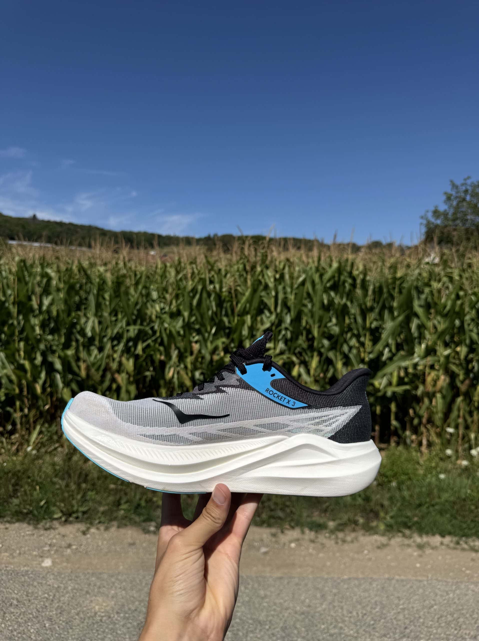 Hoka a récemment lancé son nouveau modèle à plaque carbone : la Rocket X 3. Plus légère, plus dynamique et dotée d’une plaque carbone retravaillée, elle succède à la Rocket X 2 qui avait déjà marqué les esprits par sa réactivité et son confort. Avec cette nouvelle version, la marque d’origine française propose une chaussure à la fois rapide et étonnamment stable. Après l’avoir testé sur plus de 100 km, en sorties longues, intervalles rapides et séances de seuil, je peux dire qu’elle m’a convaincu. Voici mon retour complet sur la nouvelle fusée signée Hoka.