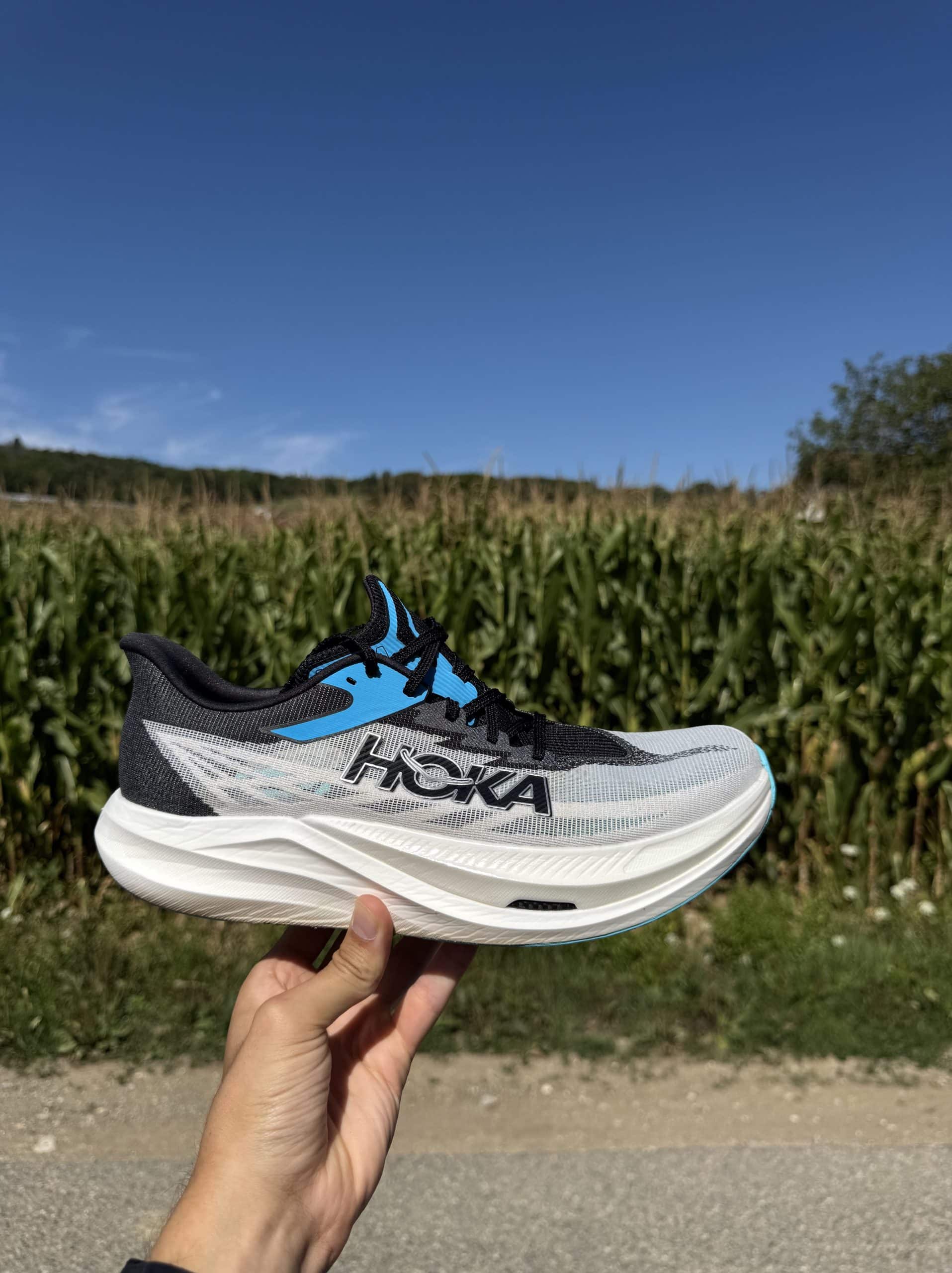 Hoka a récemment lancé son nouveau modèle à plaque carbone : la Rocket X 3. Plus légère, plus dynamique et dotée d’une plaque carbone retravaillée, elle succède à la Rocket X 2 qui avait déjà marqué les esprits par sa réactivité et son confort. Avec cette nouvelle version, la marque d’origine française propose une chaussure à la fois rapide et étonnamment stable. Après l’avoir testé sur plus de 100 km, en sorties longues, intervalles rapides et séances de seuil, je peux dire qu’elle m’a convaincu. Voici mon retour complet sur la nouvelle fusée signée Hoka.