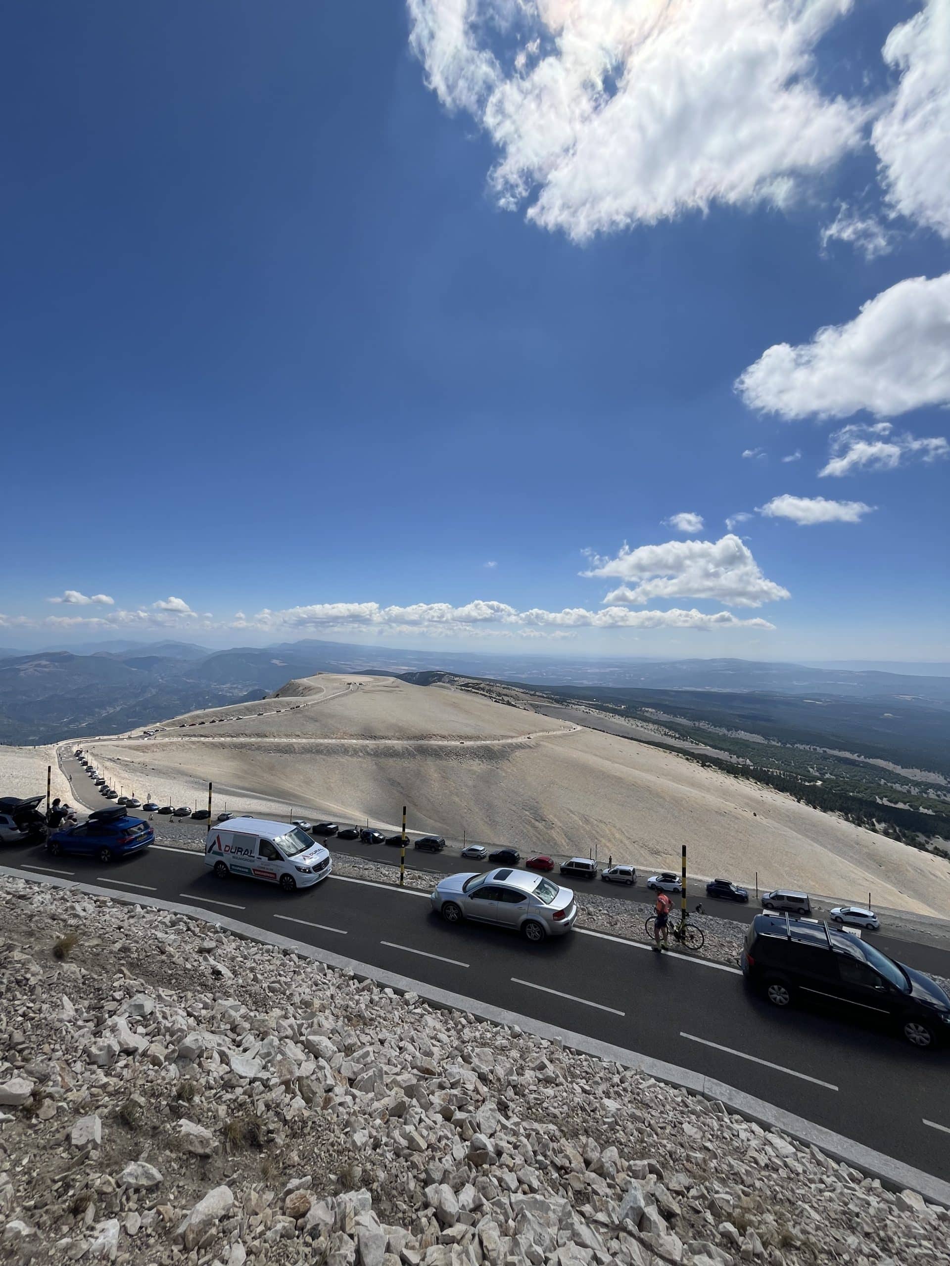 En juillet dernier, les coureurs du Tour de France se sont lancés à l’attaque du mythique Mont Ventoux pour la 18ème fois dans l'histoire de la Grande Boucle. Cette 16ème étape d’anthologie (Montpellier – Le Mont Ventoux) a couronné le Français Valentin Paret-Peintre face à l’Irlandais Ben Healy au terme d’un suspense de folie. Quelques semaines plus tôt, près de 1 500 coureurs ont affronté les pentes du "Géant de Provence" à l’occasion du Semi-marathon du Mont Ventoux Kookabarra. Alors, quel effort est le plus difficile ? Conquérir le sommet à vélo ou en courant ? Marathons.com a enfourché le vélo pour tenter l’ascension de ce colosse tandis que Manon Coste, victorieuse du 21 km de l’édition 2025, partage ses impressions sur la course.