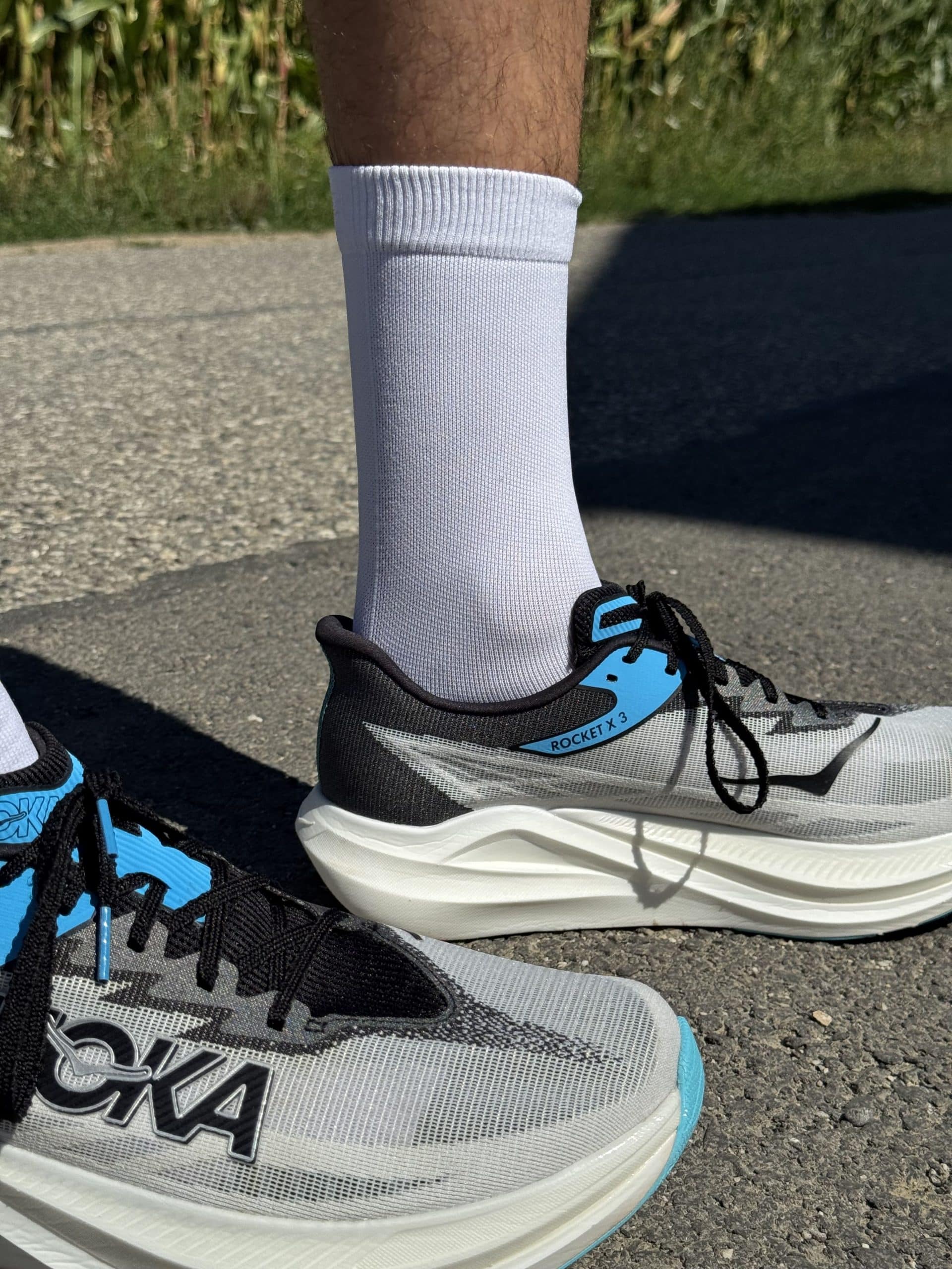 Hoka a récemment lancé son nouveau modèle à plaque carbone : la Rocket X 3. Plus légère, plus dynamique et dotée d’une plaque carbone retravaillée, elle succède à la Rocket X 2 qui avait déjà marqué les esprits par sa réactivité et son confort. Avec cette nouvelle version, la marque d’origine française propose une chaussure à la fois rapide et étonnamment stable. Après l’avoir testé sur plus de 100 km, en sorties longues, intervalles rapides et séances de seuil, je peux dire qu’elle m’a convaincu. Voici mon retour complet sur la nouvelle fusée signée Hoka.