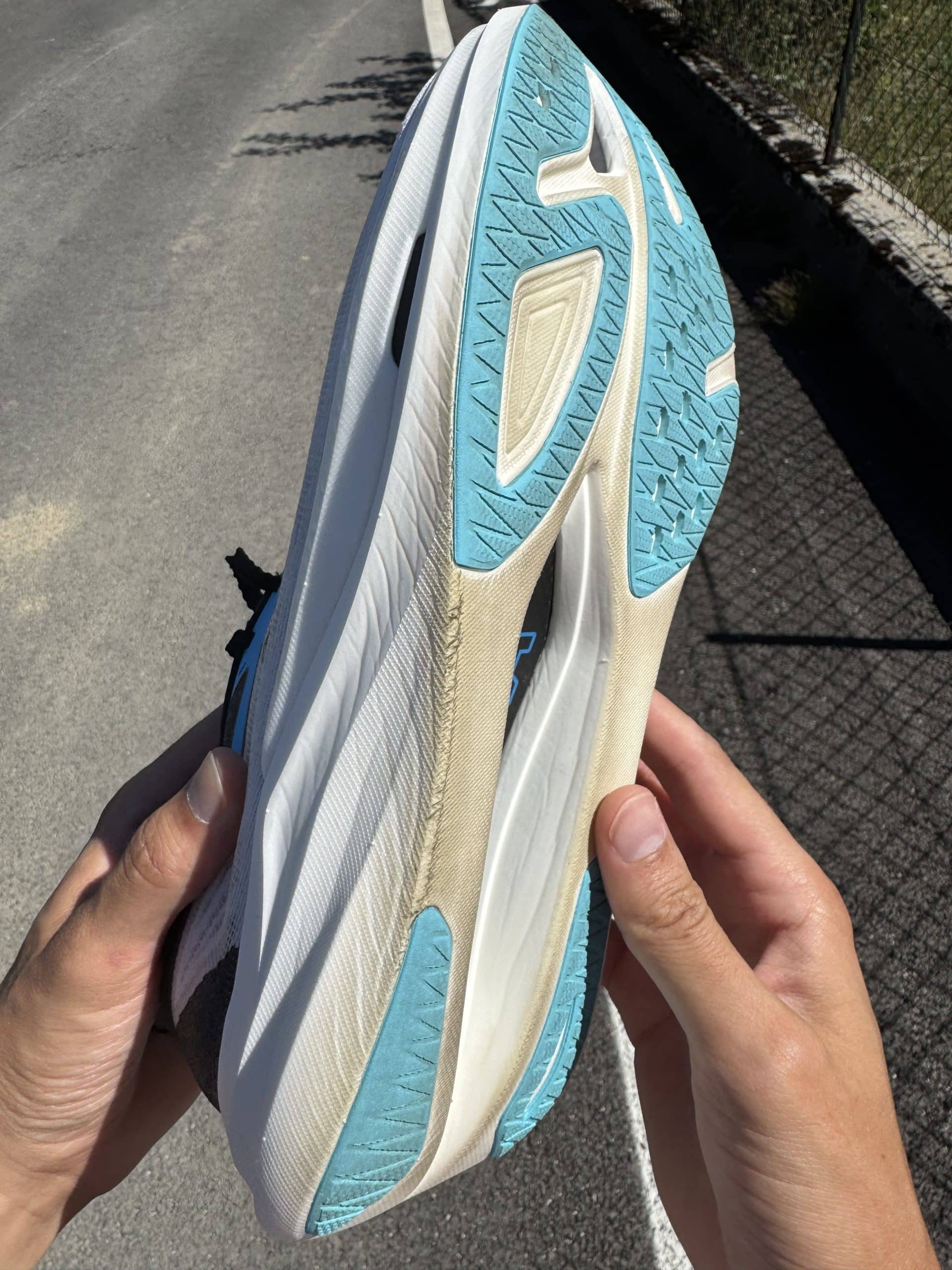 Hoka a récemment lancé son nouveau modèle à plaque carbone : la Rocket X 3. Plus légère, plus dynamique et dotée d’une plaque carbone retravaillée, elle succède à la Rocket X 2 qui avait déjà marqué les esprits par sa réactivité et son confort. Avec cette nouvelle version, la marque d’origine française propose une chaussure à la fois rapide et étonnamment stable. Après l’avoir testé sur plus de 100 km, en sorties longues, intervalles rapides et séances de seuil, je peux dire qu’elle m’a convaincu. Voici mon retour complet sur la nouvelle fusée signée Hoka.