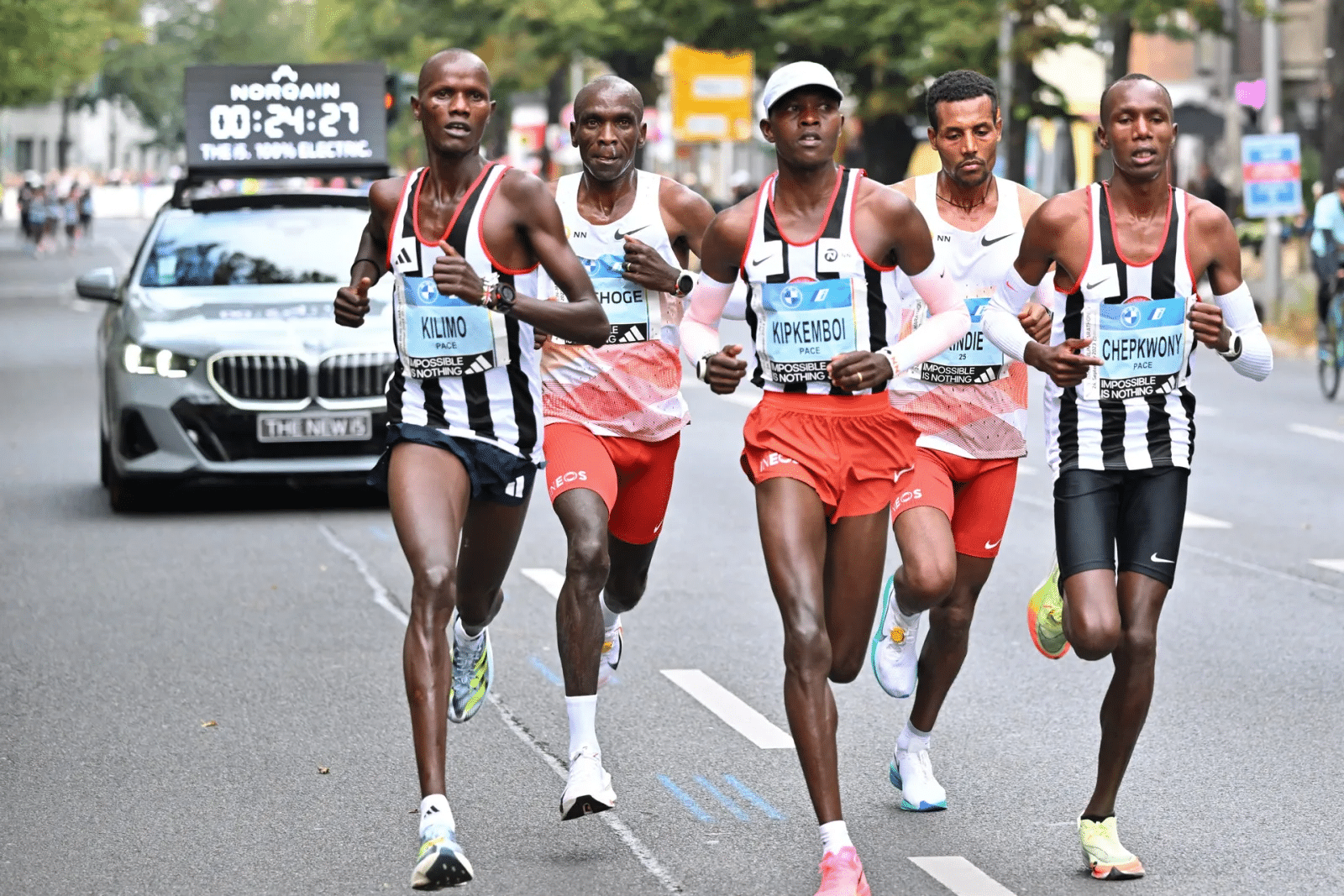 Parmi toutes les courses, le Marathon de Berlin est certainement celui qui fait rêver le plus de runners en quête de record personnel... Membre historique du circuit des Majors, il s’est forgé une réputation mythique dans le monde du running. Et pour cause, les chiffres ne mentent pas : 13 records du monde y ont déjà été établis. C’est tout simplement le temple de la vitesse sur 41,195 km. Mais qu’est-ce qui rend Berlin aussi propice aux exploits ? Zoom sur les ingrédients qui font de cette course l’une des plus rapides du monde.