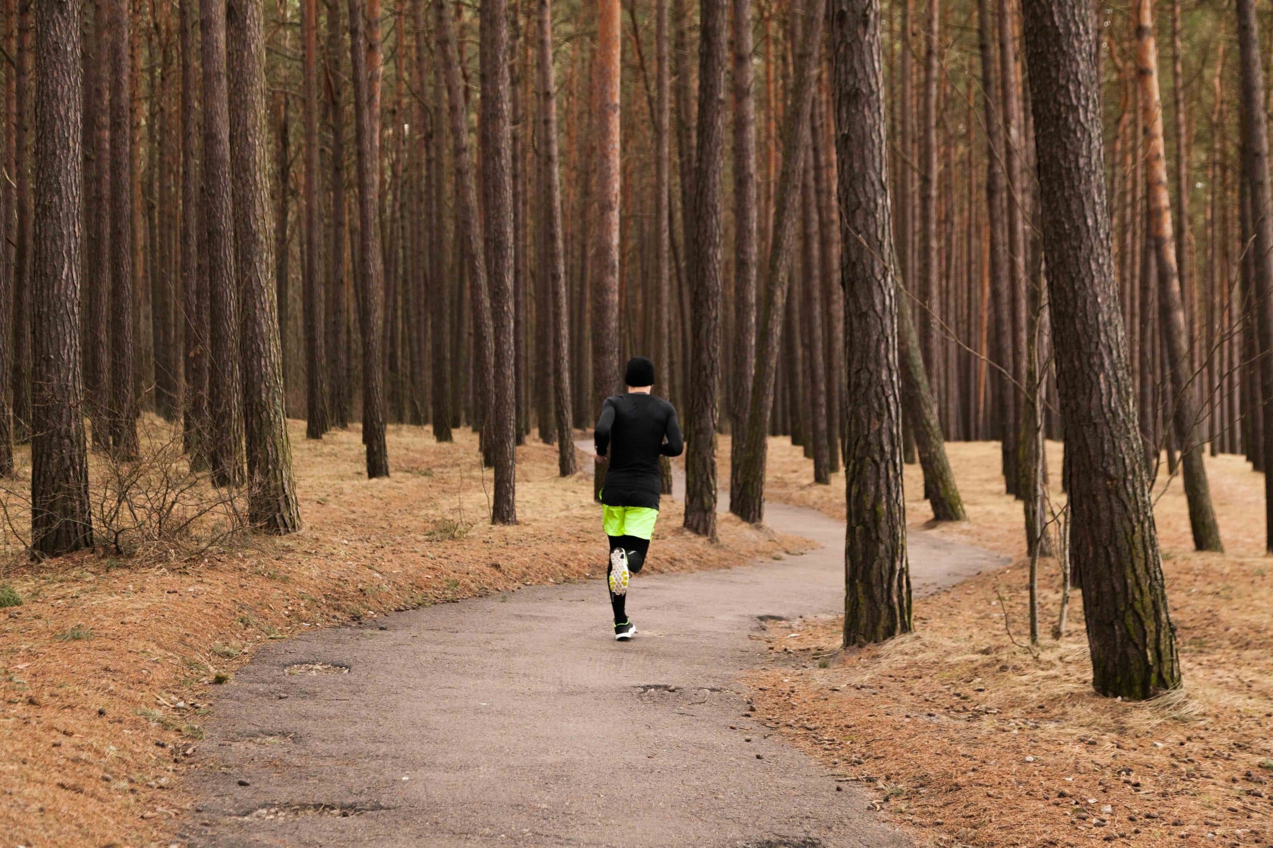 Comprendre l’inclinaison d’une pente en course à pied : différence entre pourcentage et degrés, impact sur l’effort et le chrono.