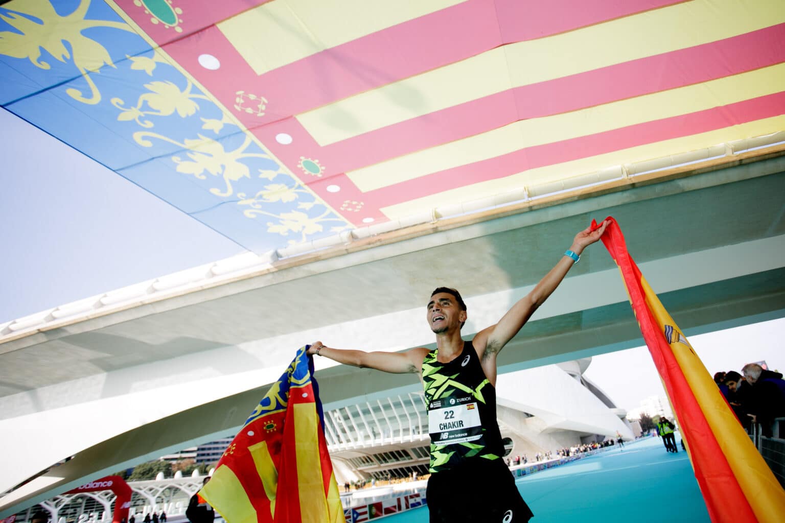 C’est un changement de cap majeur pour l’un des événements running les plus prisés d’Europe. À partir de 2026, le Marathon et le Semi-Marathon de Valence adopteront un système de tirage au sort pour attribuer leurs dossards. Une décision inédite en Espagne, mais qui suit la tendance imposée par les Majors comme Londres, Berlin ou Tokyo. Il faudra désormais miser sur la chance pour faire partie des 35 000 heureux élus.