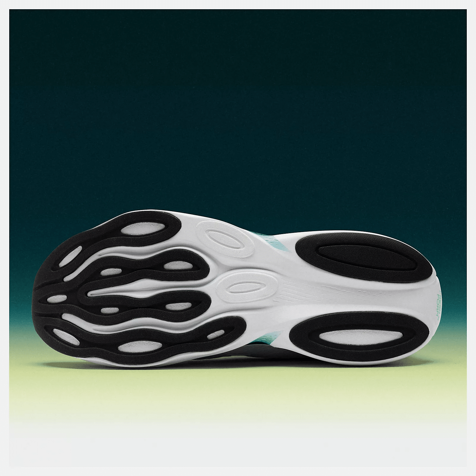 New Balance lance la Ellipse v1, une nouvelle chaussure running au style lifestyle et à l’amorti Fresh Foam X. Confortable, polyvalente et accessible à tous les coureurs, elle redonne du plaisir aux sorties quotidiennes.