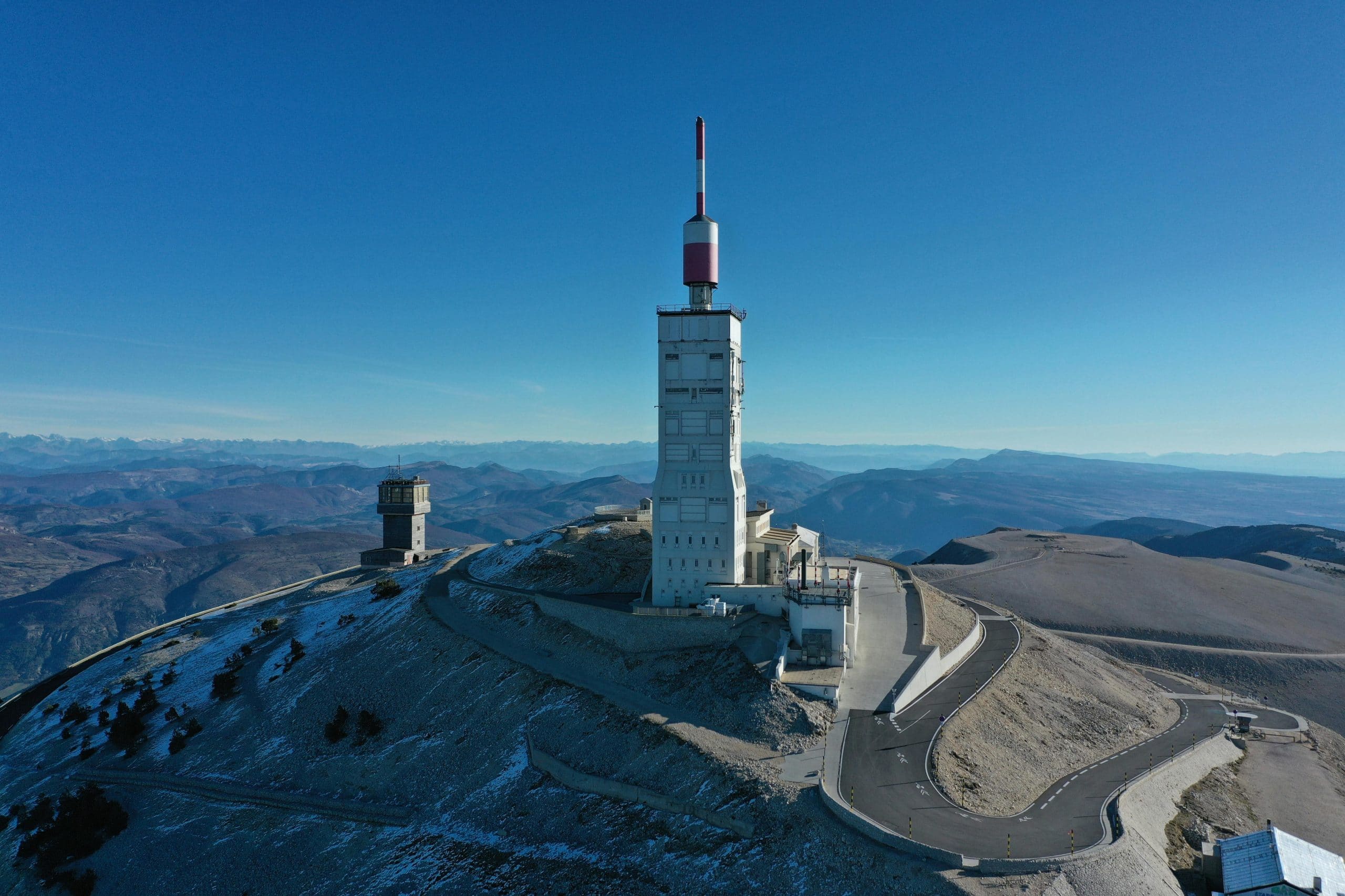 En juillet dernier, les coureurs du Tour de France se sont lancés à l’attaque du mythique Mont Ventoux pour la 18ème fois dans l'histoire de la Grande Boucle. Cette 16ème étape d’anthologie (Montpellier – Le Mont Ventoux) a couronné le Français Valentin Paret-Peintre face à l’Irlandais Ben Healy au terme d’un suspense de folie. Quelques semaines plus tôt, près de 1 500 coureurs ont affronté les pentes du "Géant de Provence" à l’occasion du Semi-marathon du Mont Ventoux Kookabarra. Alors, quel effort est le plus difficile ? Conquérir le sommet à vélo ou en courant ? Marathons.com a enfourché le vélo pour tenter l’ascension de ce colosse tandis que Manon Coste, victorieuse du 21 km de l’édition 2025, partage ses impressions sur la course.