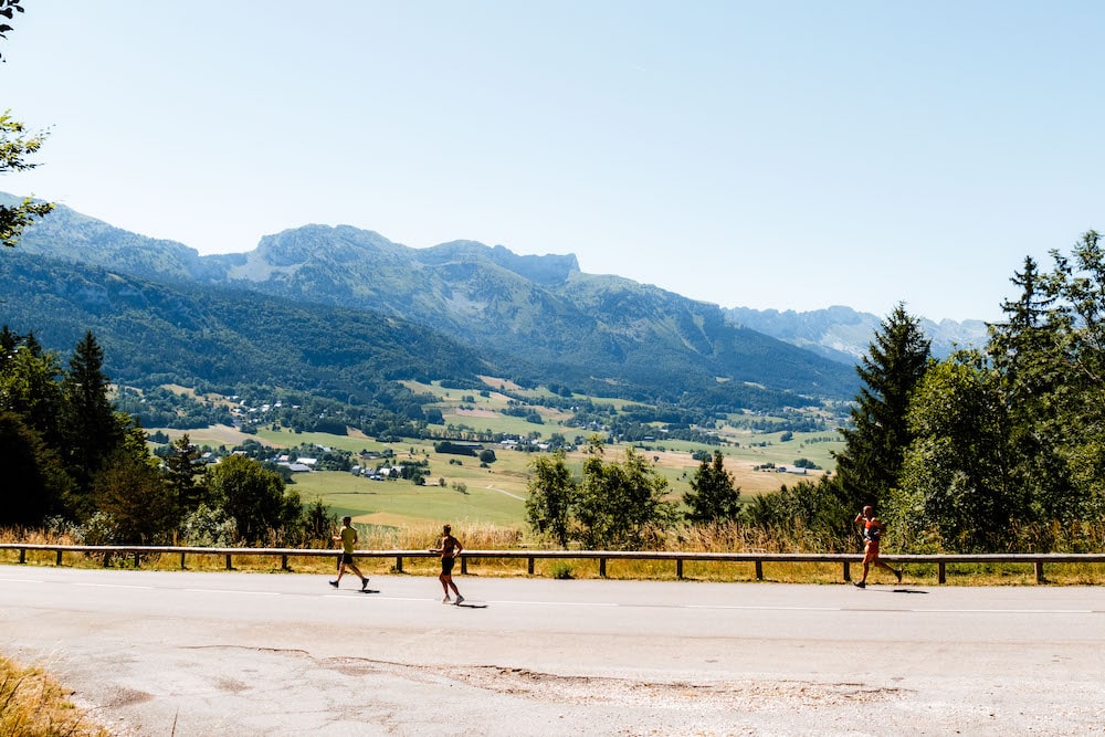 Les coureurs profitent de la nature exceptionnelle du massif du Vercors.
