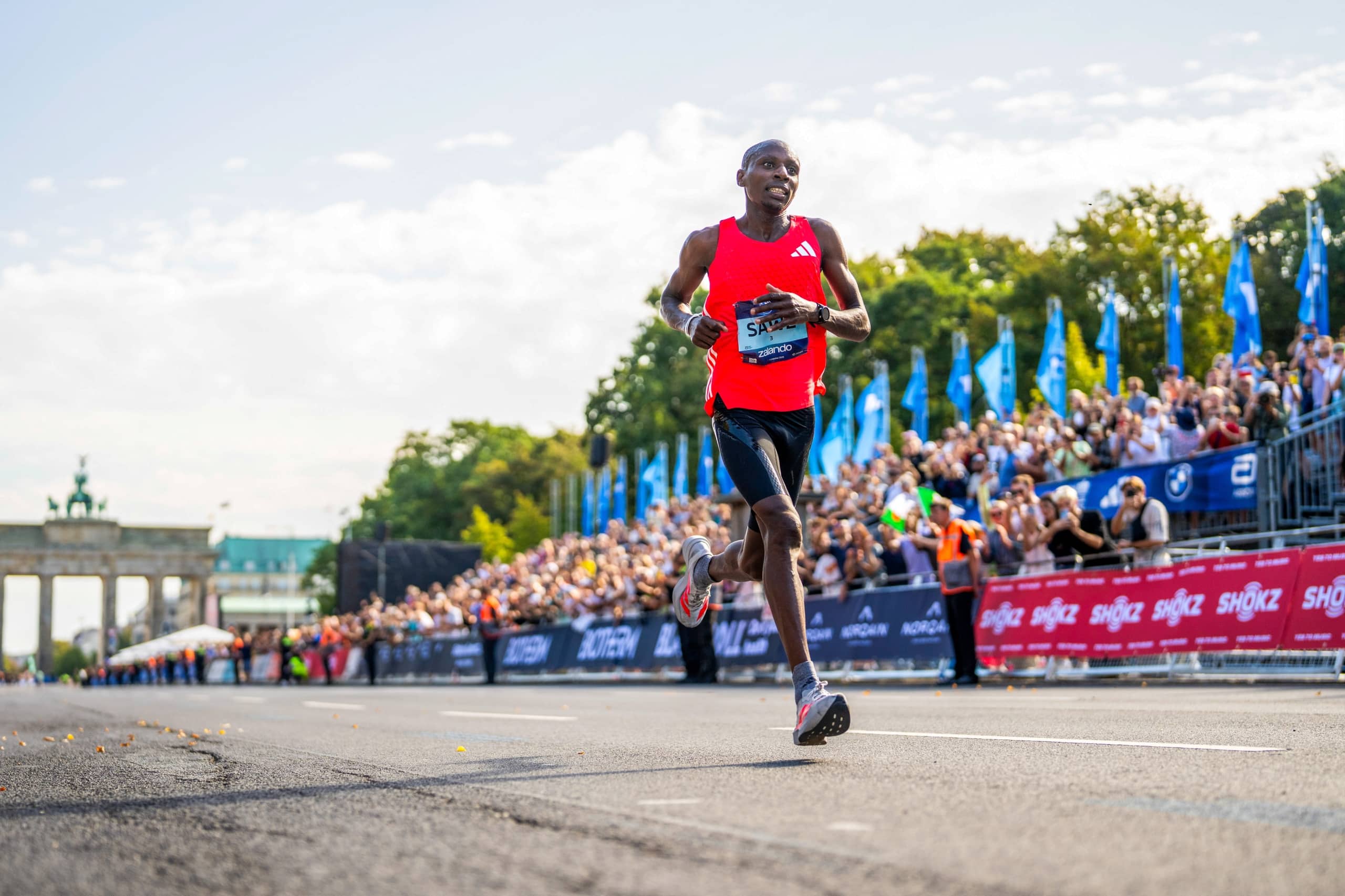 Marathon de Londres 2026 : Sabastian Sawe entre dans l’histoire avec un incroyable 1h59’30, premier sub 2 officiel sur marathon. Yomif Kejelcha passe aussi sous les 2 heures et Tigst Assefa signe un nouveau record du monde féminin.