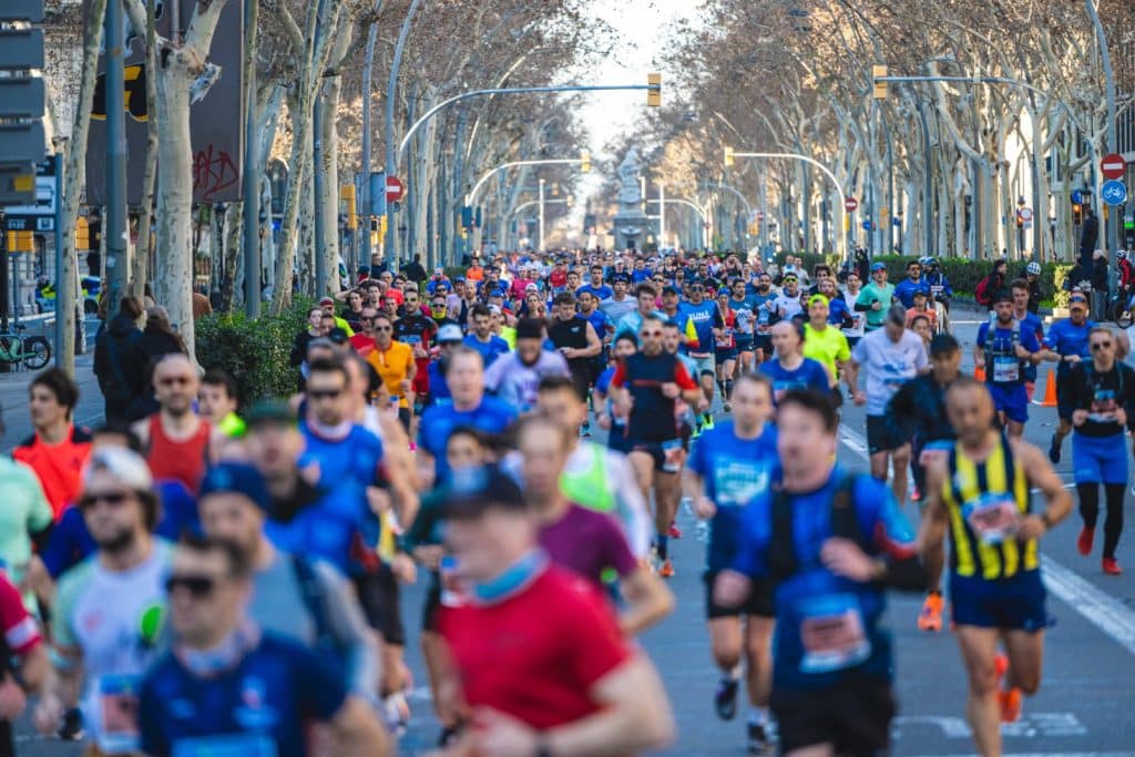 Loice Chemnung (1h04’01) et Hagos Gebrhiwet (58’05) signent les meilleures performances mondiales de l’année au Semi de Barcelone.