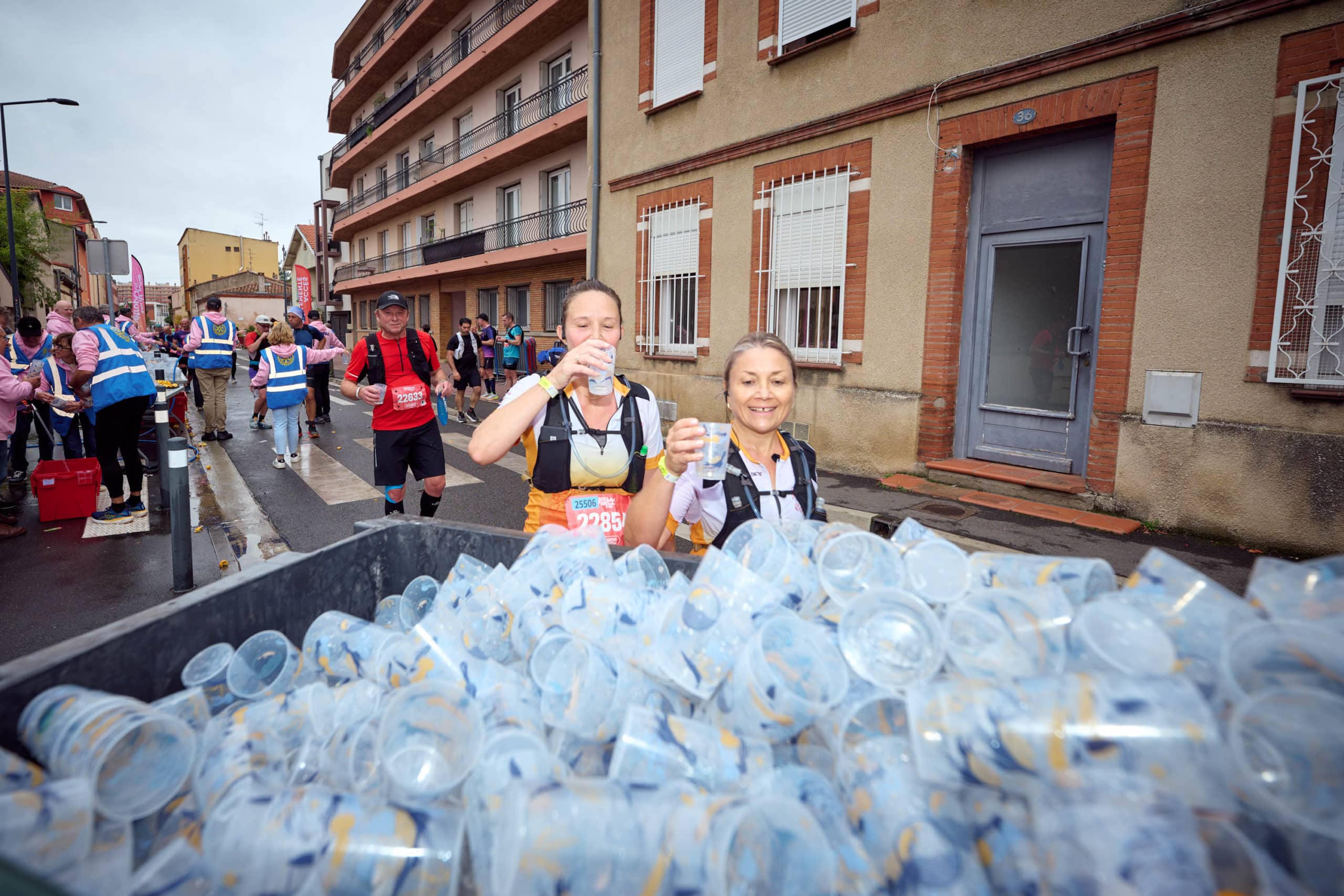 C’est l’un des temps forts du mois de novembre dans le calendrier du running français. La Toulouse Métropole Run Expérience vient de lever le voile sur les parcours de ses courses 2025. Nouveaux tracés, lieux iconiques, ambiance de folie : le rendez-vous est pris le 2 novembre prochain pour plus de 20 000 coureurs qui feront vibrer les rues de la Ville Rose au rythme de leur foulée. Et il y en a pour tous les goûts, avec 3 distances au choix : 10 km, semi-marathon et marathon.