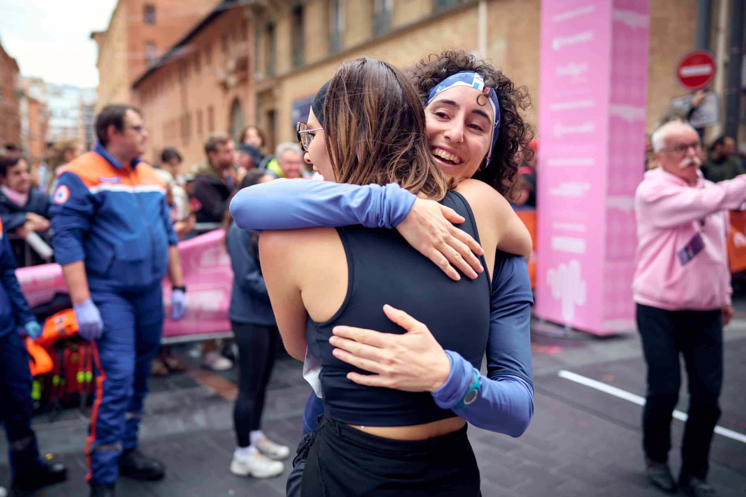 C’est l’un des temps forts du mois de novembre dans le calendrier du running français. La Toulouse Métropole Run Expérience vient de lever le voile sur les parcours de ses courses 2025. Nouveaux tracés, lieux iconiques, ambiance de folie : le rendez-vous est pris le 2 novembre prochain pour plus de 20 000 coureurs qui feront vibrer les rues de la Ville Rose au rythme de leur foulée. Et il y en a pour tous les goûts, avec 3 distances au choix : 10 km, semi-marathon et marathon.