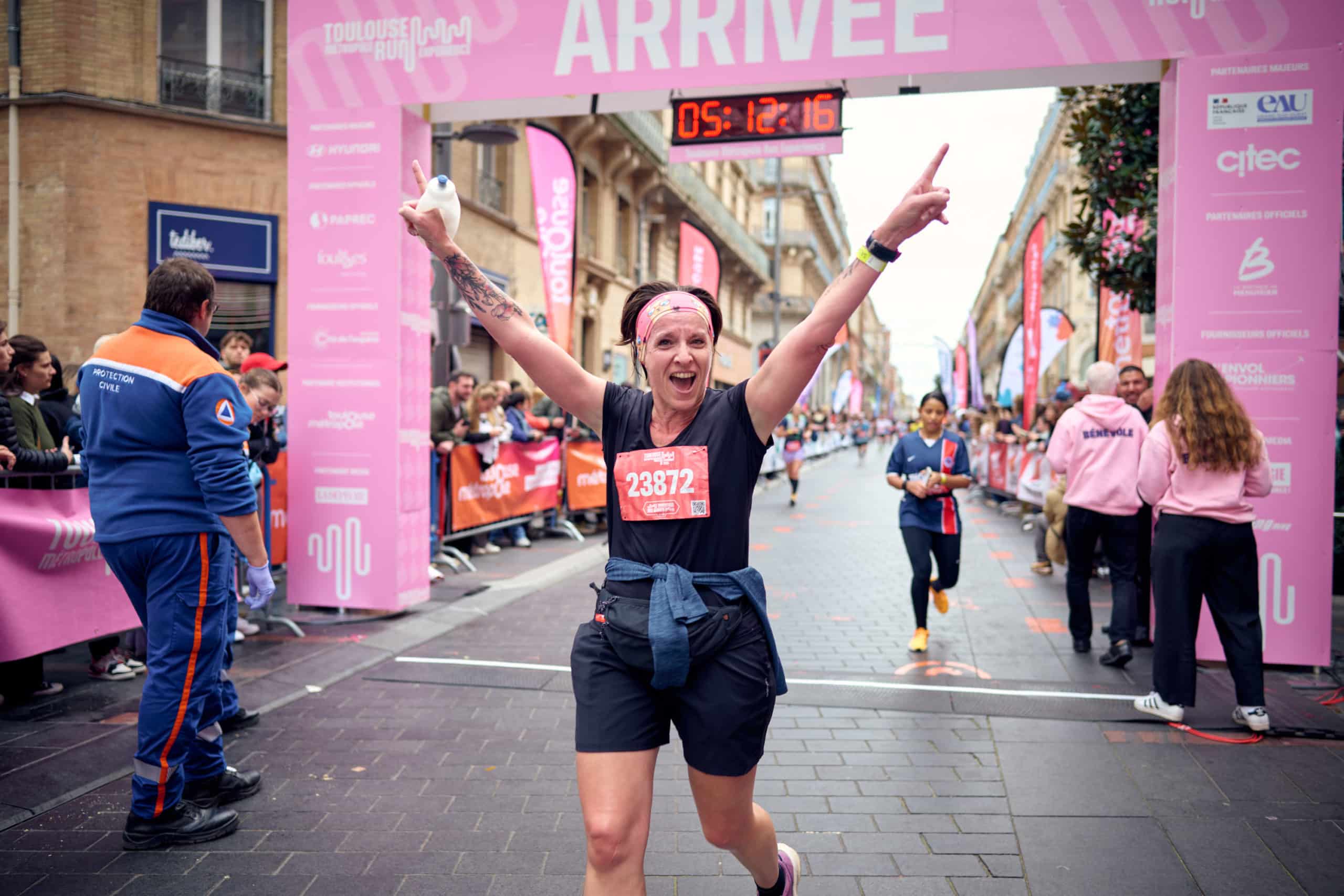 C’est l’un des temps forts du mois de novembre dans le calendrier du running français. La Toulouse Métropole Run Expérience vient de lever le voile sur les parcours de ses courses 2025. Nouveaux tracés, lieux iconiques, ambiance de folie : le rendez-vous est pris le 2 novembre prochain pour plus de 20 000 coureurs qui feront vibrer les rues de la Ville Rose au rythme de leur foulée. Et il y en a pour tous les goûts, avec 3 distances au choix : 10 km, semi-marathon et marathon.